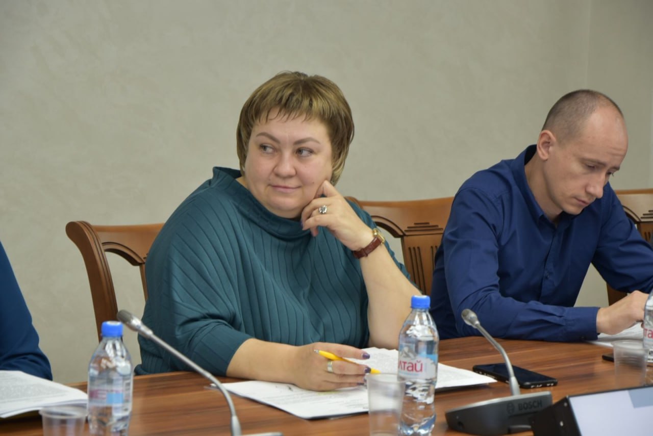 ‼ Отслаивается штукатурка, нет напольной плитки Собственница одной из квартир в доме по адресу: Барнаул, пр. Социалистический, 130 забила тревогу по поводу состояния подъезда, в котором проживает. Из-за длительного отсутствия ремонта в помещении отслаивается штукатурка от стен и потолка, местами отсутствует напольная плитка. По словам женщины, жильцы дома постоянно запинаются, рискуя получить травму. Собственники писали заявление в УК «Компас», обслуживающую дом, с просьбой провести ремонт. А заявительница, которая начала разбирательства, также написала ко мне обращение. Сделала депутатский запрос в инспекцию строительного и жилищного надзора Алтайского края с просьбой провести проверку и принять соответствующие меры реагирования. Ведомство подтвердило проблемы, о которых сообщила заявительница. Также было отмечено, что управляющей компанией ООО «Компас» в 2025 году планируется проведение общего собрания собственников помещений по данному вопросу. Госинспекция Алтайского края объявило управляющей компании предостережение о недопустимости нарушения обязательных требований действующего законодательства в части надлежащего содержания отделочных и облицовочных слоёв стен в местах общего пользования указанного дома. #Справедливо #ДепутатБоровикова #Регион22 #Алтай2025 #Ремонт