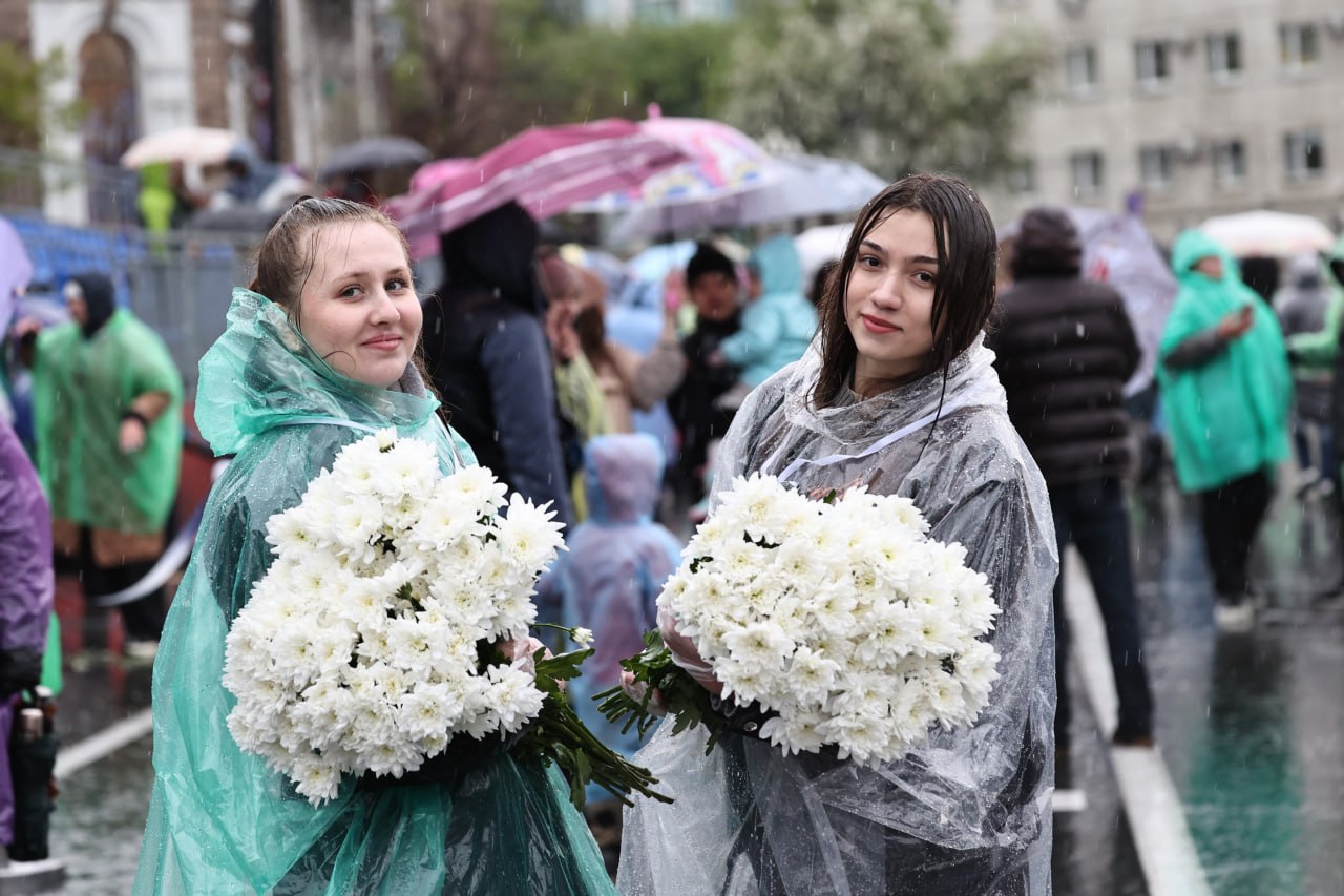 В День Победы Челябинск накроют дожди На смену ласковому теплу, побаловавшему челябинцев в первые майские праздники, придет похолодание с дождем. Солнце скроется за тучами, а воздух в городе прогреется всего до +13 градусов. Тепло с 20-градусными температурами задержится на Южном Урале до 7 мая. — Уже 8 мая под влиянием активного циклонического вихря погода изменится. Есть большая вероятность прохождения более интенсивных дождей. При этом температурный фон немного понизится, — обращают внимание метеорологи ЦГМС. — По предварительным расчетам, циклон сместится на Курган, а Челябинская область окажется в его тылу. Во время празднования Дня Победы ожидаются небольшие дожди и усиление северо-западного ветра. Чтобы чувствовать себя комфортно на массовых мероприятиях, разумно взять с собой зонт и одеться потеплее. А 10 мая регион окажется во власти очередного циклона. Он вновь принесет осадки и холодный воздух. Голосовать за канал