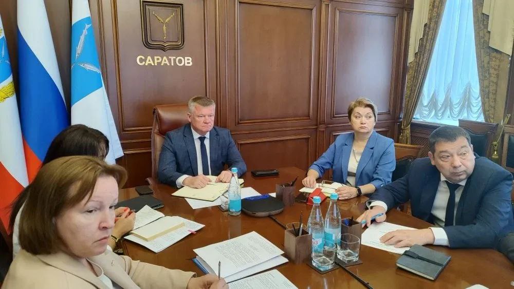На утреннем совещании с заместителями и руководителями структурных подразделений администрации подвели итоги работы за прошлую неделю В начале - остановились на произошедшей трагедии в Городском парке. Правоохранительные и надзорные органы устанавливают все обстоятельства произошедшего. Сегодня в городе реализуются масштабные проекты по благоустройству. Не во всех районах города работа организована должным образом. Много вопросов к Кировскому району. Считаю, что глава администрации должен быть больше погружен в организацию данных мероприятий лично. Подход необходимо пересмотреть. Главе районной администрации Александру Бурмаку объявлен выговор. В Гагаринском районе ещё больше претензий к работе заместителя руководителя департамента по благоустройству. В результате объезда, который состоялся в минувшие выходные, лично убедился безответственном отношении к своим обязанностям. Принято решение освободить данного сотрудника от занимаемой должности.