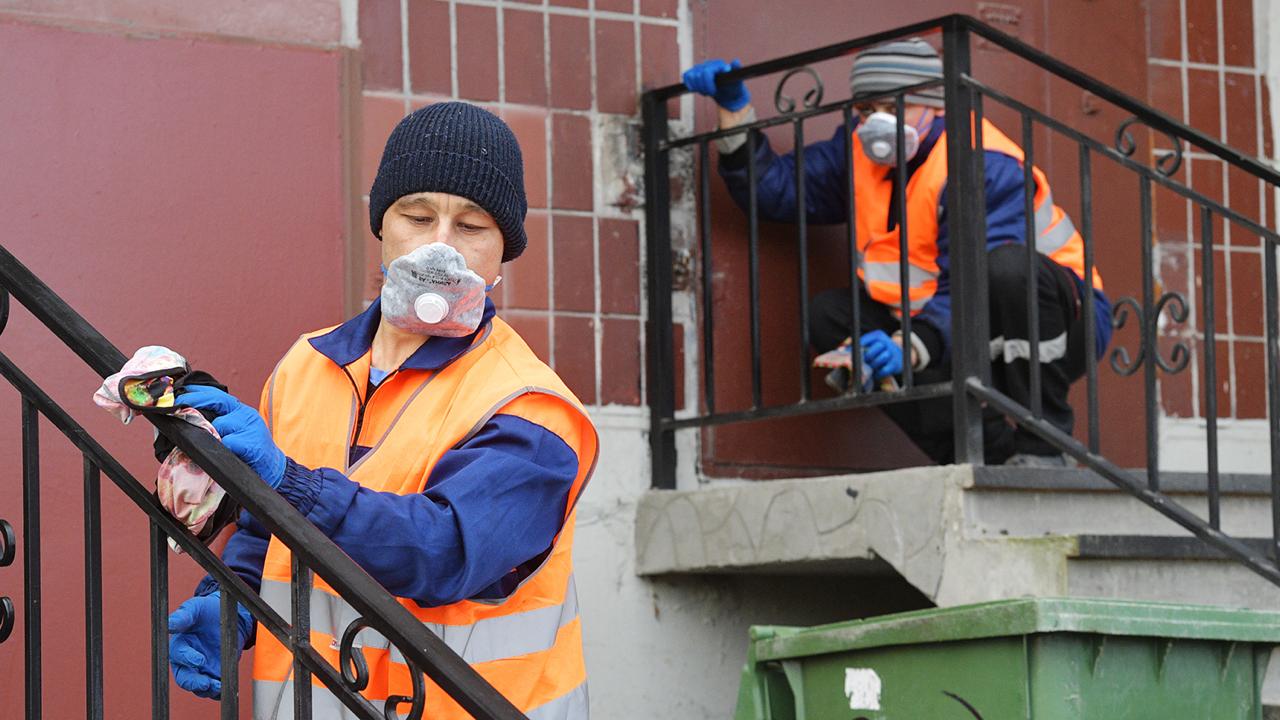 Средняя зарплата дворников в России за год взлетела почти на 40 за год и достигла 42 300 рублей С августа по октябрь количество вакансий для дворников увеличилось на 32 из за подготовки городов к зимнему сезону Наибольший рост спроса зафиксирован в Татарстане 74 Челябинске 55 и Санкт Петербурге 35 В Москве прирост составил 19 Диапазон зарплат колеблется от 22 700 до 84 500 рублей Медианный доход за год вырос с 30 600 до 42 300 рублей Нижняя граница предложений с осени традиционно увеличивается на 5 000 10 000 рублей в месяц в зависимости от региона Хотя рост зарплат действительно есть подобные новости традиционно появляются в СМИ каждую осень с приходом снега При этом зарплаты в 80 000 рублей реально получить только работая по 12 часов в день шесть дней в неделю и то не везде