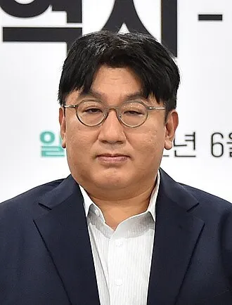 Главу K pop агентства продюсирующего BTS подозревают в мошенничестве на фондовом рынке Полиция Южной Кореи запросила ордер на арест основателя и председателя одного из крупнейших K pop агентств Hybe Пан Си Хёка которого подозревают в нарушении законов о рынке капитала при выводе компании на биржу в 2019 году сообщает Reuters Как утверждает полиция Сеула Пан убедил венчурных инвесторов что Hybe не планирует выходить на IPO и склонил их продать свои акции связанному с ним частному инвестиционному фонду Затем агентство все же вышло на биржу а фонд продал свою долю в компании и заработал около 129 млн на росте купленных у ранних инвесторов акций Сам Пан ранее отрицал обвинения Обвинения совпали с возвращением на сцену BTS и их первым глобальным туром после нескольких лет перерыва На этом фоне посольство США просит Корею разрешить Пану выезд за пределы страны поскольку страна хочет участия Hybe на мероприятиях ко Дню независимости Фото архив Википедии   Читайте подробнее на сайте Канал Frank Media в Telegram MAX