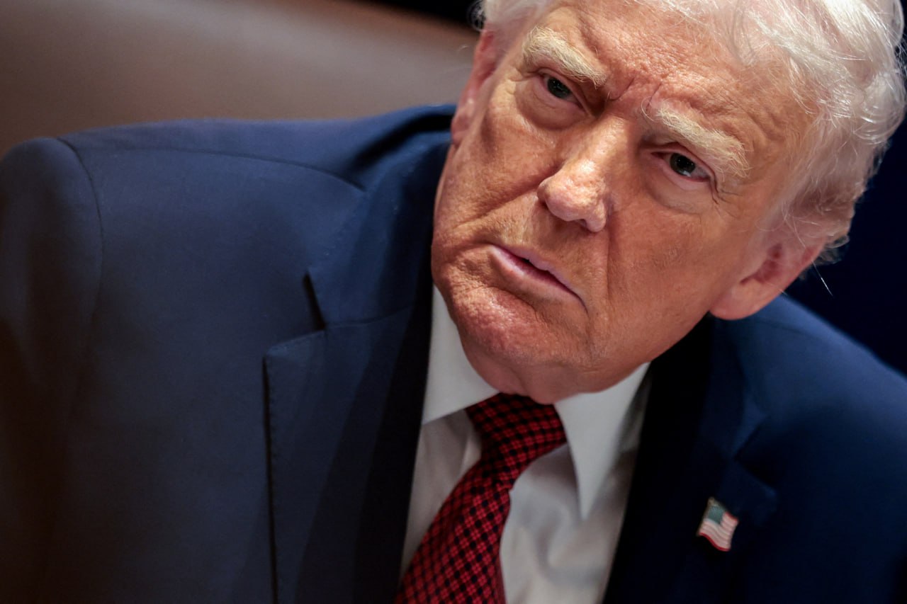 Дональд Трамп раскритиковал штраф наложенный Европейской комиссией на платформу X и заявил что Европа движется в очень плохом направлении Об этом он сказал на встрече с представителями сельскохозяйственной отрасли в Белом доме Трамп назвал назначение штрафа неприятным и добавил Европа должна быть очень осторожна Президент США выразил беспокойство из за политического курса которого придерживаются страны ЕС Мы хотим сохранить Европу Европой Европа идет в плохом направлении Это очень плохо очень плохо для людей Мы не хотим чтобы Европа так сильно менялась заявил Трамп ЕС несколько дней назад оштрафовал соцсеть X на 120 млн примерно 140 млн обвинив ее в нарушении закона о цифровых услугах Digital Services Act DSA за недостаточную прозрачность рекламы и пользовательских аккаунтов Фото Jonathan Ernst Reuters РБК в Telegram и MAX