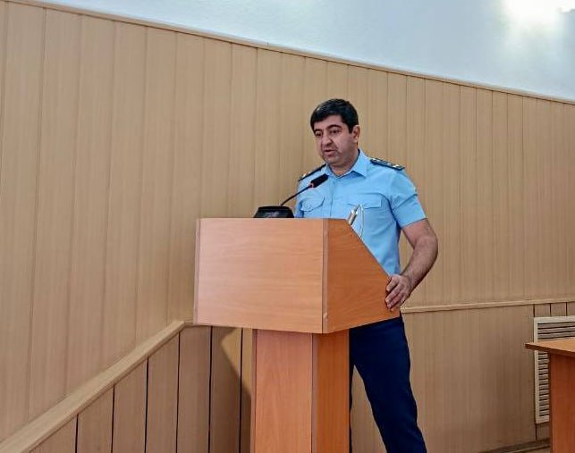 Заместитель прокурора Татищевского района Аркадий Акопян совместно с представителями КДН и ЗП при администрации района принял участие во встрече с опекунами и и их несовершеннолетними подопечными.   Основной темой обсуждения стала информационная безопасность несовершеннолетних в сети Интернет и профилактика их вовлечения в «дропперство».   Представитель надзорного ведомства обратил внимание присутствующих на недопустимость передачи банковских карт и реквизитов счетов третьим лицам, разъяснил, как действовать при поступлении подозрительных переводов и обезопасить себя от вовлечения в незаконные банковские операции.