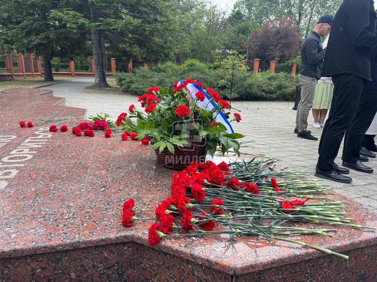 В Симферополе возложили цветы к мемориалу Памяти жертв депортации, который находится возле ботанического сада имени Н.В. Багрова Крымского федерального университета