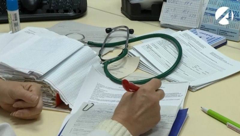 Частные клиники обязаны принимать пациентов по ОМС Частные медицинские центры участвующие в программе ОМС должны принимать пациентов по страховому полису наравне с государственными учреждениями пишет Life Бесплатная помощь по ОМС доступна по всей России даже если полис оформлен в другом регионе Правило распространяется только на те клиники которые включены в реестр системы ОМС Перед обращением стоит проверить работает ли центр с полисами информацию можно найти на сайте территориального фонда или узнать в самой клинике Если медцентр работает по ОМС отказать в приёме или бесплатной помощи не имеют права Астрахань 24 в МАХ