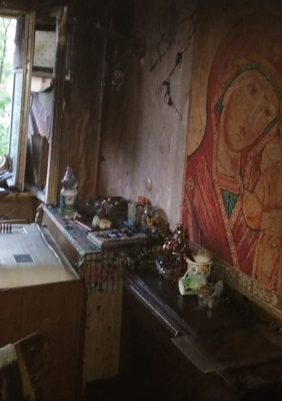 Мурманский Вестник — новости  В Заполярном пожар в квартире закончился трагедией  Вчера в 21.22 стало известно о возгорании в жилом 5-этажном доме № 15 по ул. Мира в Заполярном.   В результате пожара в одной из комнат сгорели мебель и стены на площади 10 кв.м. Квартира закопчена по всей площади 45 кв.м. Погиб 1 человек. @