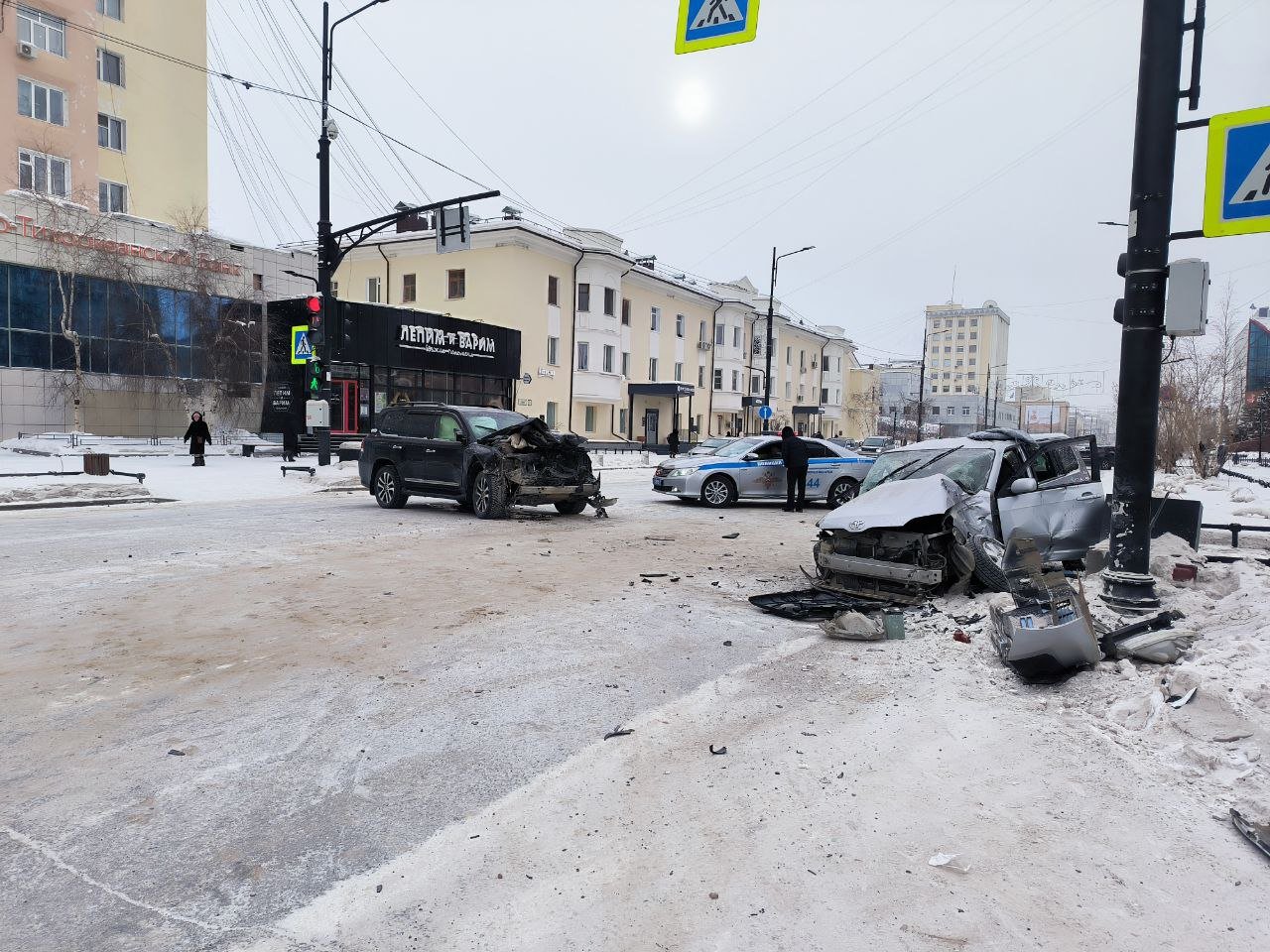 ДТП произошло в центре Якутска: Пострадали три человека  По предварительным данным, инцидент случился на перекрестке улицы Короленко и проспекта Ленина. На месте происшествия в настоящее время работают сотрудники Госавтоинспекции и следственно-оперативная группа, которые проводят расследование обстоятельств ДТП.