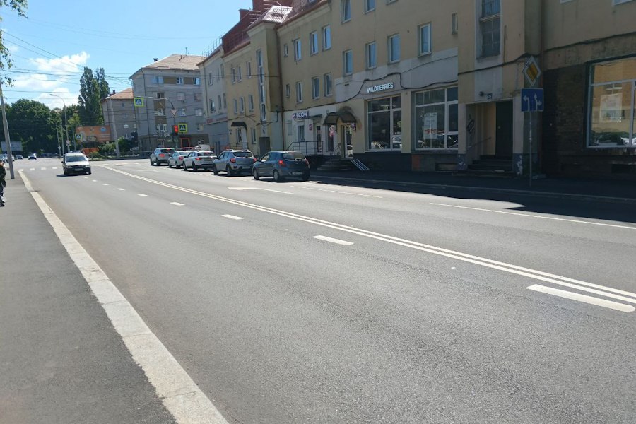 В Калининграде при ремонте Озерова «забыли» заасфальтировать участок  «Озерова, судя по всему, ремонтировать завершили — асфальт уложили, нанесли разметку. Но один участок так и остался „дырявым“. Ощущение, что подрядчикам не хватило асфальта», — рассказал один из автомобилистов. В администрации Калининграда версию о нехватке асфальта опровергли. «Участок оставили, чтобы могла зайти с ремонтом „Теплосеть“. После он будет отремонтирован», — сообщили в мэрии.  Подробнее читайте на нашем сайте
