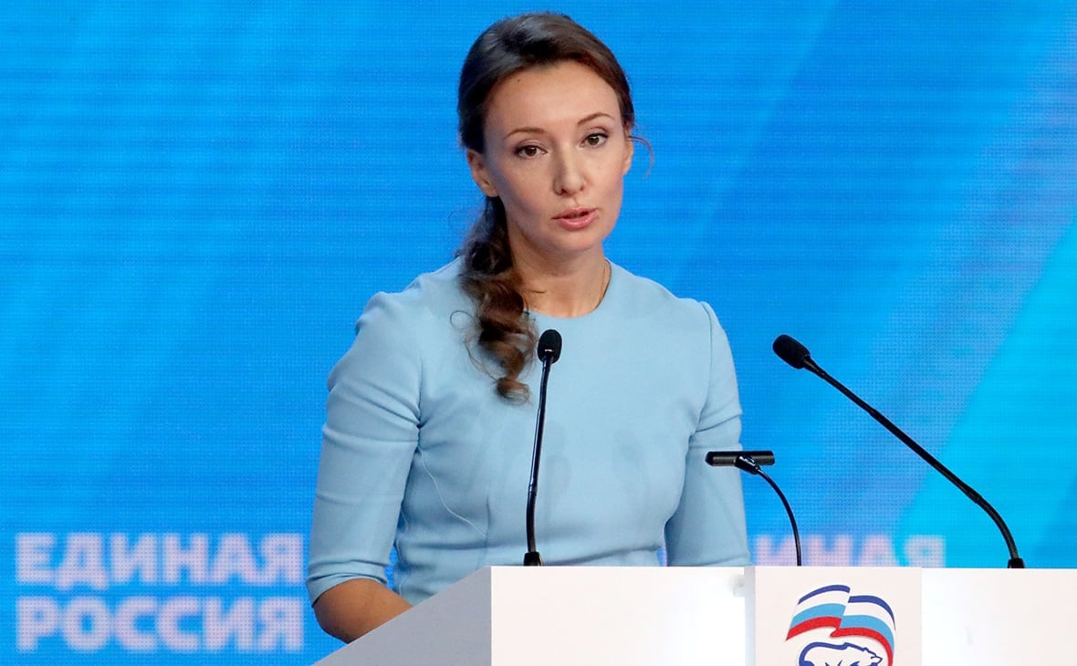 Вице-спикер Госдумы призвала исследовать, почему молодые люди не хотят заводить многодетные семьи  Вице-спикер Госдумы Анна Кузнецова заявила в интервью каналу «Дума ТВ», что в России около двух с половиной миллионов многодетных семей и это «вызов обществу, государственной и информационной политике».   «Поэтому нужно найти ответ на этот вопрос. Что разрушает сегодня эту мотивацию [создавать многодетные семьи]? Я думаю, если мы ответим на вопрос о том, что разрушает эту ценность, тогда мы на многие вопросы найдем ответы — что мы делаем не так и что нужно изменить», — сказала она.  Владимир Путин поставил задачу «сделать многодетность модной», но это не только государственная задача, но и «вопрос счастья каждого человека», считает Кузнецова. По ее мнению, «более 70% мужчин и более 70% женщин хотели бы иметь больше детей, чем у них есть сейчас».  Подписаться   Поддержать   Написать нам