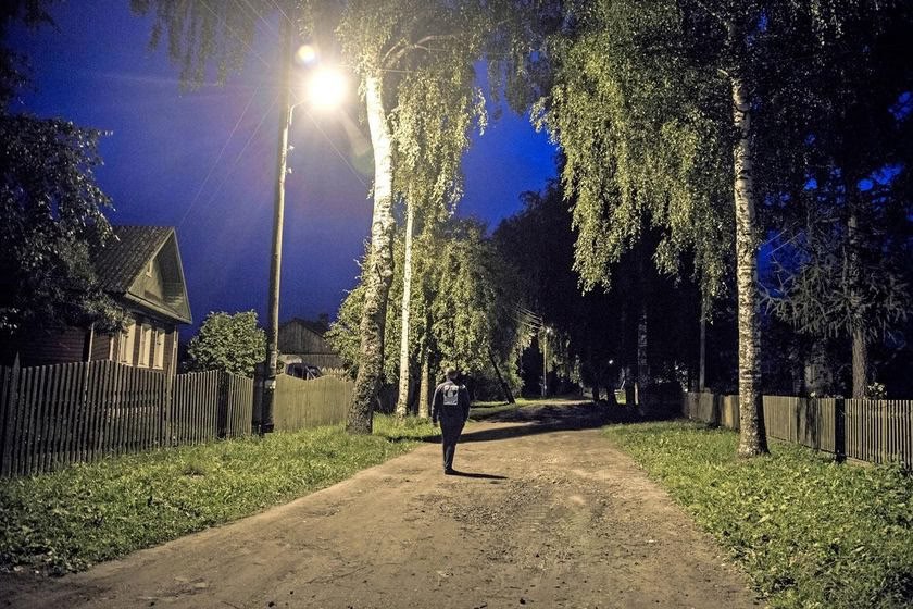 В селах и городах Вологодской области обновляют системы уличного освещения  В регионе продолжается реализация проекта губернатора «Светлые улицы Вологодчины 2.0. Он рассчитан на четырехлетний период. За это время запланировано построить порядка 250 километров сетей уличного освещения и установить более 11 тысяч энергоэффективных светильников.  «Комплексно решаем проблему отсутствия уличного освещения на отдельных участках населенных пунктов региона. Продолжаем создавать безопасные и комфортные условия для жизни  на сельских территориях. За прошедшие полгода уже установили более тысячи осветительных приборов и проложили порядка 18,2 километра сетей уличного освещения. Теперь планируем построить 52,3 километра линий освещения и установить свыше трех тысяч светильников. С каждым днем делаем Вологодчину ярче и светлее», – сказал Георгий Филимонов.  За  2024 год благодаря проекту было построено 122 километра линий уличного освещения – в тех местах, где его не было совсем. Кроме того, на территории Вологодской области установили шесть тысяч новых светильников для комфортных и безопасных условий жизни граждан.   К юбилею областной столицы в этом году установят дополнительное  ландшафтное освещение. Оно появится на 14 участках улиц города Вологды. Оригинальную декоративную подсветку получат фасады 25 исторических зданий. Дополнительные светильники установят вдоль семи пешеходных зон.   Правительство Вологодской области