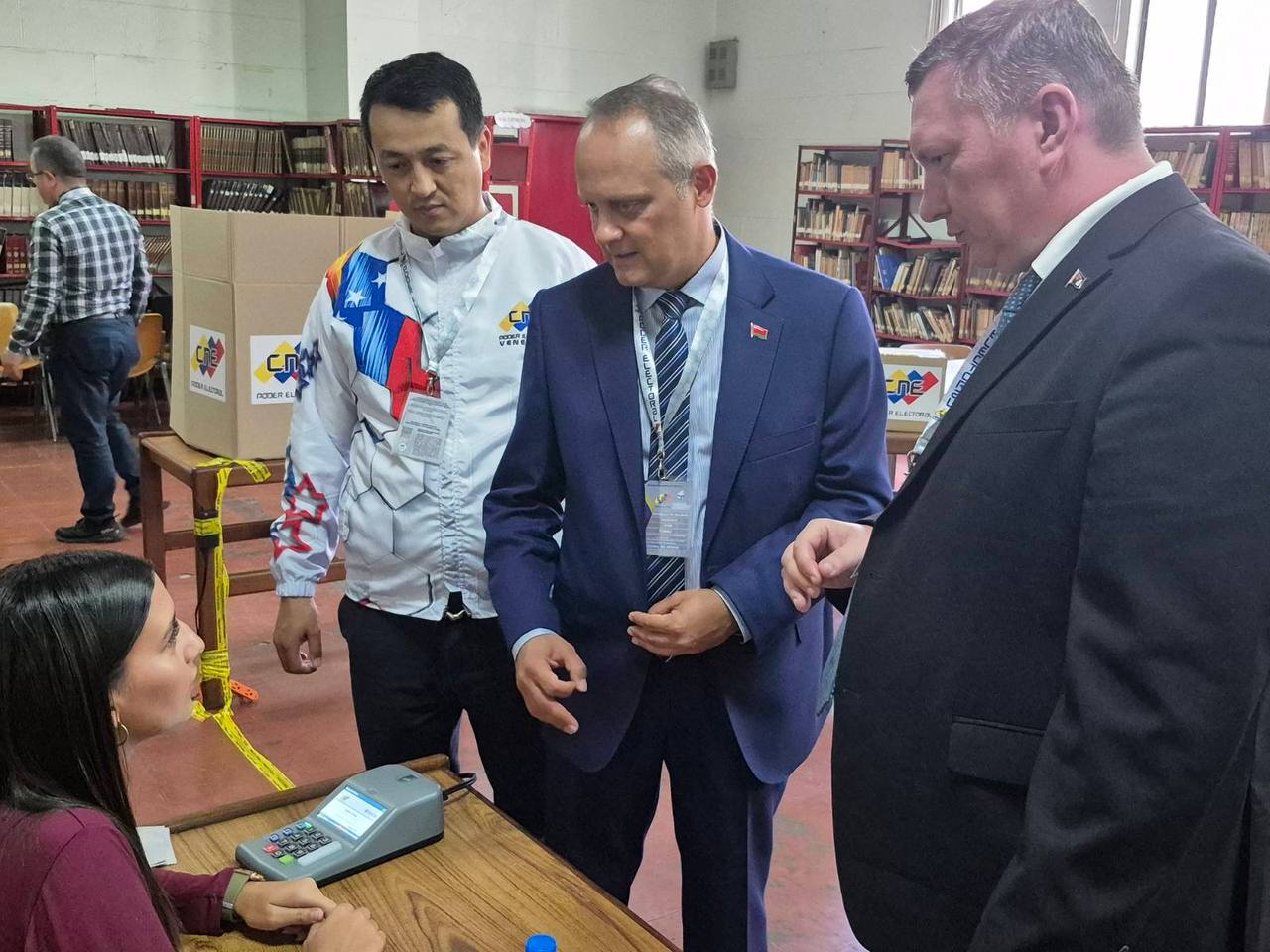 Андрей Гуржий завершил международное наблюдение за всеобщими выборами в Боливарианской Республике Венесуэла. В воскресенье, 25 мая, в Венесуэле избирали 285 депутатов национальной ассамблеи, 260 членов региональных советов и 24 губернатора. Впервые выборы проходили в новом административном субъекте страны – Гуаяна-Эссекибо. Член ЦИК Беларуси посетил избирательные участки в столице Венесуэлы – Каракасе, а также встретился с руководством Национального избирательного совета Венесуэлы. Андрей Гуржий отметил, что избирательная система Венесуэлы демонстрировала высокую степень открытости, выборы прошли честно, избирательные комиссии демонстрировали хороший уровень подготовки, профессионализма и межведомственного взаимодействия. Член ЦИК Беларуси также отметил, что несмотря на призывы оппозиции бойкотировать выборы граждане Венесуэлы активно участвовали в голосовании. В стране были приняты меры по обеспечению общественного порядка, в том числе были введены усиленные меры контроля на наземных, воздушных и морских границах, запрещены массовые выступления, а также передвижение тяжелого транспорта.