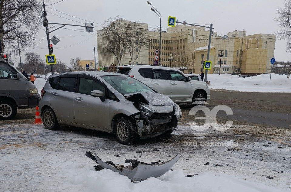 #нампишут, что в районе школы №13 в Южно-Сахалинске случилась серьёзная авария. По предварительной информации, на месте находились двое мужчин, женщина и мальчик. Источник передаёт «Эхо Сахалина», что несмотря на сильные механические повреждения авто, люди не пострадали.   Жители областного центра сообщают, что сегодня, 19 февраля, на дорогах очень скользко. Ранее в ДТП попали два автомобиля и автобус в пригороде, на севере.    Эхо Сахалина. По сути о событиях на островах.