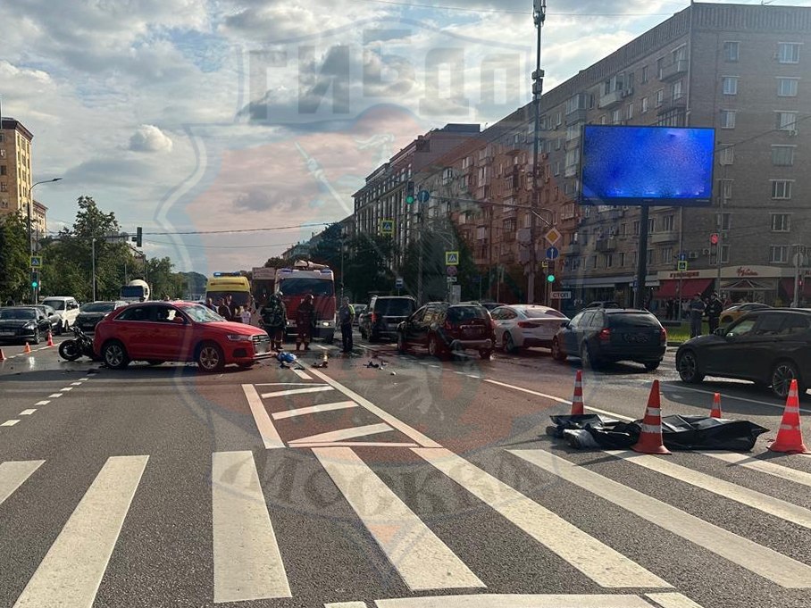 Один человек погиб в ДТП в центре столицы По предварительным данным на Комсомольском проспекте в районе дома 40 произошло столкновение автомобиля ауди с мотоциклом В результате аварии водитель мотоцикла от полученных травм скончался на месте На месте происшествия работает следственно-оперативная группа и сотрудники Госавтоинспекции Ограничено движение транспорта по одной полосе в каждом направлении