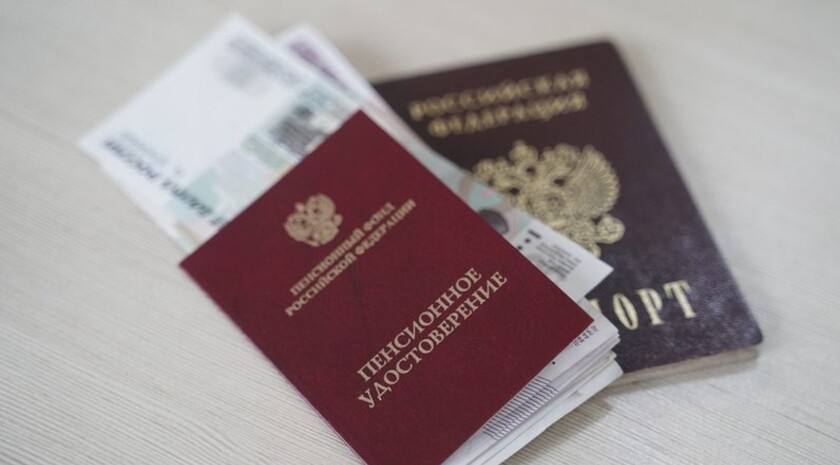 Житель Бердянска по решению суда получил досрочную страховую пенсию «Установлено, что гражданин Б. в 1986 году устроился на работу в Бердянский морской порт, с 1986 по 1988-й проходил срочную службу в рядах Советской Армии в Афганистане, имеет статус участника боевых действий. После службы в армии он вновь устроился в порт, в должности докера-механизатора и проработал в этой должности до февраля 2022 года — начала СВО. С июня 2022-го и по настоящее время гражданин Б. вновь работает там же в указанной должности», — сообщила пресс-служба Запорожского областного суда и Управления Судебного департамента в Запорожской области. В сентябре 2023 года ему исполнилось 55 лет, в мае 2024-го мужчина обратился в отделение СФР по Запорожской области с заявлением об установлении досрочной пенсии по старости, на что получил отказ. Суд обязал Соцфонд включить в специальный стаж период работы с 1989 по 2022 год и назначить ему досрочную страховую пенсию с мая 2024 года. Фото: Официальный Телеграм-канал Соцфонда РФ , VK и ОК и читайте новости на нашем сайте