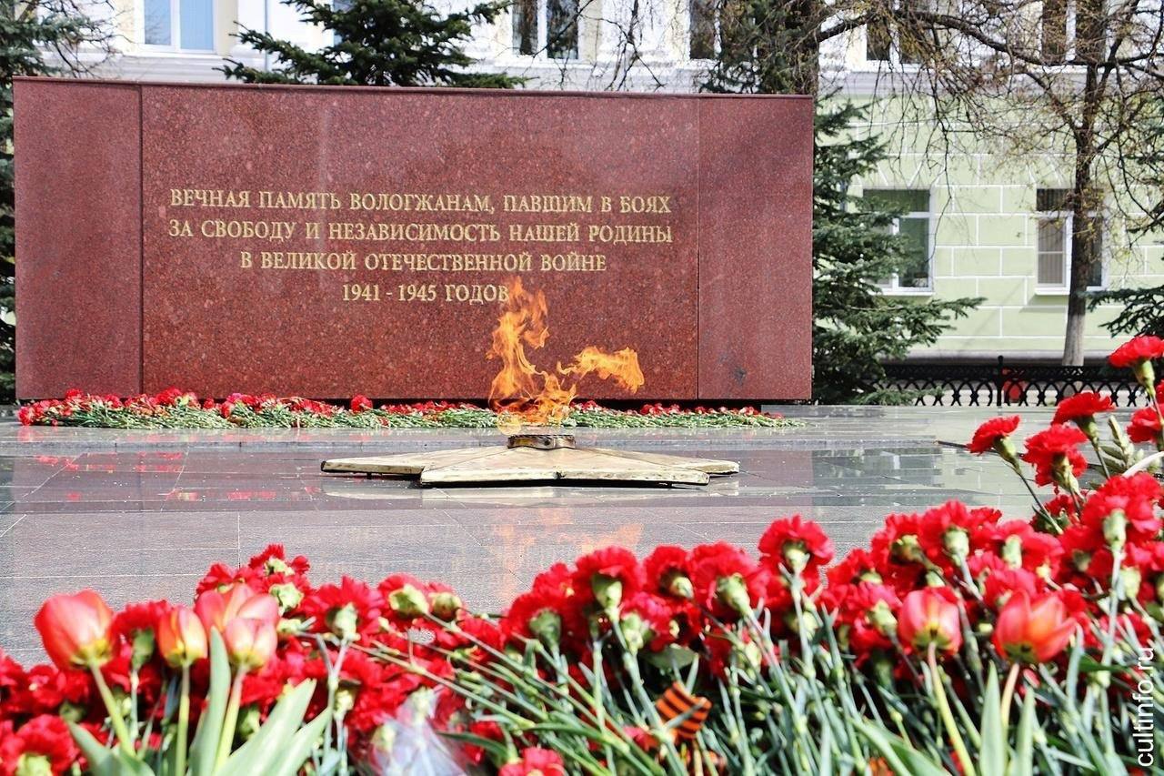 Жители Алчевска и Вологды проверили знания о военных памятниках в онлайн-викторине «Память в камне, память на века» В Вологодском Юношеском центре им. В.Ф. Тендрякова подведены итоги онлайн-викторины, посвящённой памятникам Вологды и Алчевска, связанным с Великой Отечественной войной. Мероприятие проходило с 14 апреля по 4 мая, и участие в нём могли принять все желающие старше 12 лет. Особое внимание в викторине уделялось памятникам Алчевска, отражающим героическую историю города в годы войны. Участники узнали о жертвах фашизма в период оккупации, о подвиге металлургов и жителей, защищавших Донбасс. В свою очередь, алчевцы познакомились с вкладом вологжан в Победу: подвигами Александра Панкратова и Василия Прокатова, героизмом бойцов ПВО и легендарного санитарного поезда № 312. «Эта викторина – не просто проверка знаний, а мост памяти между нашими городами. Алчевск и Вологда, несмотря на расстояние, связаны общей историей подвига и мужества. Важно, чтобы молодёжь помнила, какой ценой досталась Победа», – отметили организаторы. В викторине приняли участие 378 человек из 13 регионов России, а также ДНР и ЛНР. Наибольшую активность проявили школьники и студенты до 17 лет – 263 участника. 76 человек стали победителями и получат дипломы до 31 мая. Дополнительная информация: тел.: 8 8172 20-13-11