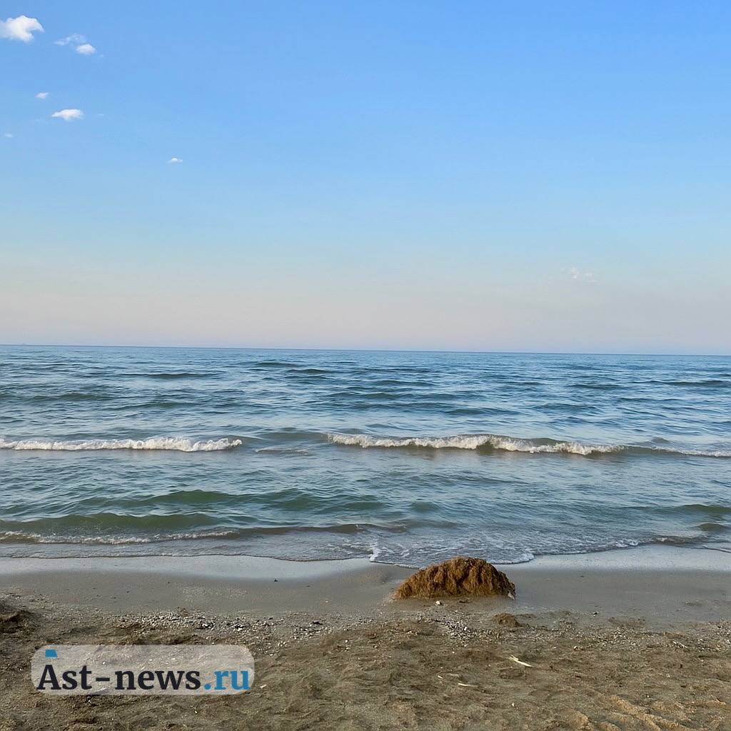 Уровень Каспийского моря опустился ниже минимального за весь период наблюдений, он составляет менее минус 29 м по балтийской системе высот. Снижение уровня моря отражается на наиболее мелководной северной части, омывающей берега России и Казахстана, сообщили ТАСС в"КаспНИРХ". Снижение уровня Каспийского моря наблюдается с середины 90-х годов, с 2020-го - уровень снизился почти на 0,8 м. Снижение происходило на фоне уменьшения годового стока Волги, являющейся основным источником воды в море. Уменьшение пресноводного стока сохраняется. "Сейчас уровень Каспийского моря опустился ниже минимального уровня за весь период инструментальных наблюдений: он составляет менее минус 29 м по балтийской системе высот. <…> Снижение уровня моря отражается в большей степени на наиболее мелководной северной части, омывающей берега России и Казахстана. Именно здесь отступающий Каспий обнажает значительные участки дна. И именно здесь находятся самые густонаселенные живыми организмами области. На них негативно сказываются сокращение площадей морской акватории", - сообщили в научном институте. Для последних 4 лет характерны небольшие объемы годового стока Волги, между 210 и 232 кубометров, что значительно ниже среднего многолетнего значения около 250 кубометров . Из-за роста парниковых газов в атмосфере растет температура, а значит, вода быстрее испаряется с поверхности моря и рек. Кроме того, люди активно потребляют воду на орошение, растут нужды промышленности и сферы ЖКХ из рек, которые питают Каспий. В настоящее время Минприроды РФ готовит комплексную программу по борьбе с обмелением Каспийского моря, и специалисты научного института участвуют в ее разработке. ТАСС