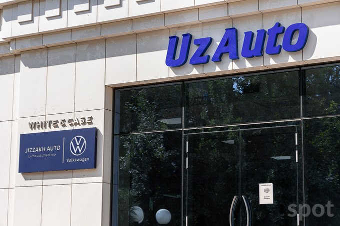 UzAuto Motors добавила QR коды в договоры на покупку автомобилей Через QR код можно проверить данные договора имя покупателя цену информацию об оплате дилере автомобиле и статус сделки Код содержится в каждом договоре оформленном официальным дилером В компании заявили что QR коды внедрены для обеспечения более удобного и безопасного обслуживания потребителей а также в целях предотвращения случаев введения клиентов в заблуждение посредством поддельных договоров Информация полученная при сканировании QR кода должна полностью совпадать с данными в договоре Только в этом случае документ считается подлинным подчеркнули в компании   www spot uz ru 2025 10 23 uzauto motors Telegram Instagram YouTube