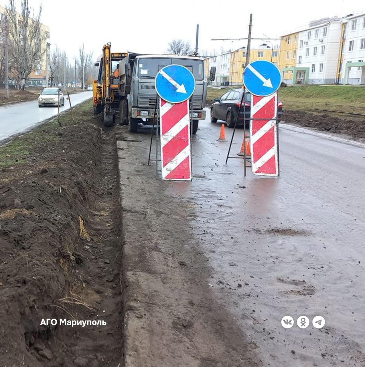 В трех районах Мариуполя ведутся активные дорожные работы   На участке бульвара Шевченко от проспекта Металлургов до улицы Кальмиусской специалисты ООО «БКД-Строй» демонтируют бортовой камень – это необходимо для подготовки дорожного полотна к дальнейшему асфальтированию.   Также в Жовтневом районе по улице Самолетной дорожники кладут тротуарную плитку, что повысит комфорт передвижения жителям частного сектора.   В Приморском районе продолжается благоустройство пешеходных зон. Здесь по улице Гагарина специалисты создают тротуары.   В Ильичевском районе сотрудники ООО «БКД-Строй» готовят улицу 8 Марта к укладке нового асфальтного покрытия, а по улице Новосибирской выполняют необходимые работы по подготовке к проведению наружного освещения.