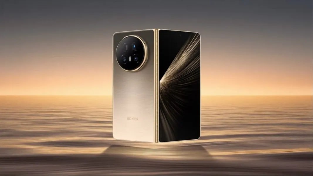 Honor официально представила складной смартфон Magic V5, позиционируя его как самый тонкий и легкий складной флагман в мире. Honor Magic V5 оснащен 7,95-дюймовым внутренним OLED-дисплеем с разрешением 2352 х 2172 пикселей и 6,43-дюймовым внешним OLED-дисплеем с разрешением 2376 х 1060 пикселей. Обе панели обеспечивают частоту обновления LTPO 120 Гц, 10,7 миллиарда цветов, цветовую гамму DCI-P3 и пиковую яркость до 5000 нит для HDR-контента. Внешний экран использует стекло Giant Rhinoceros следующего поколения для большей прочности. В сложенном виде Honor Magic V5 имеет высоту 156,8 мм и ширину 74,3 мм, при этом толщина модели White составляет 8,8 мм, а другие варианты немного толще — 9,0 мм. В разложенном виде устройство увеличивается до 145,9 мм в ширину и имеет толщину всего 4,1 мм для версии White или 4,2 мм для других. Масса начинается с 217 граммов для модели White и доходит до 222 граммов для остальных цветовых вариантов.