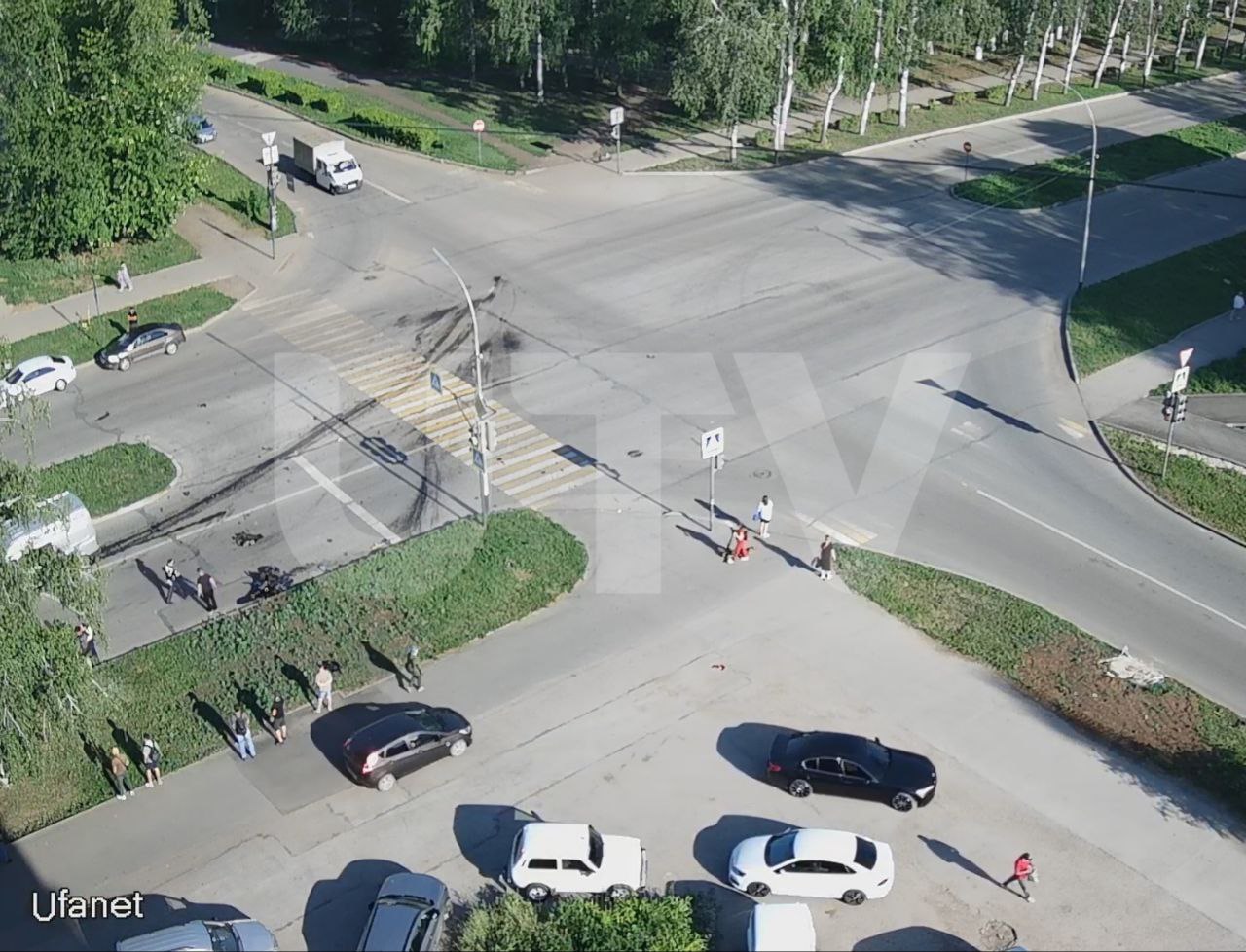 # В Салавате столкнулись грузовая ГАЗель и мотоцикл. Очевидцы сообщают, что байкер погиб ДТП произошло сегодня утром на перекрестке ул. Островского и бул. Космонавтов. Сейчас на месте работают спецслужбы. Подробности уточняются.