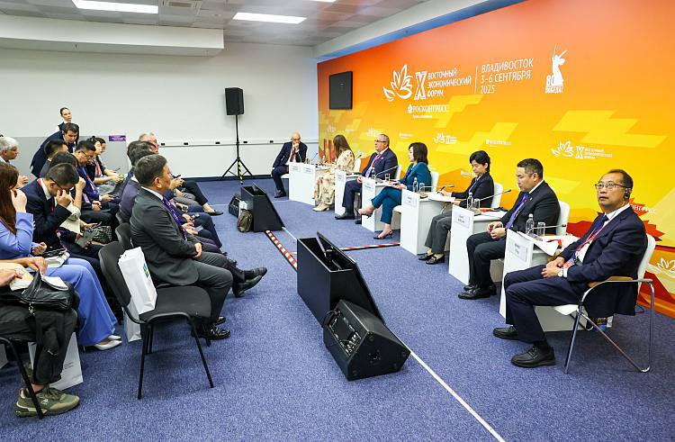 Приморский край вновь занял первое место в Рейтинге продуктивности взаимодействия регионов РФ с КНР Высокую оценку в рейтинге регион заслужил благодаря активному взаимовыгодному сотрудничеству с Китаем в сферах экономики образования культуры спорта Большой стимул для развития такого сотрудничества дали совместные инвестиционные проекты в частности запущен терминал по перегрузке сжиженного углеводородного газа в Хасанском округе что позволило поднять экспорт сжиженного газа в Китай на 35 Транснефть ведет строительство трех новых резервуаров в порту Козьмино Введен в строй третий универсальный причал порта Суходол адаптированный для приема легковых автомашин Рады высокой оценке работы региона и продолжаем взаимовыгодное сотрудничество с нашим ближайшим соседом Китайской Народной Республикой shcherbina vg