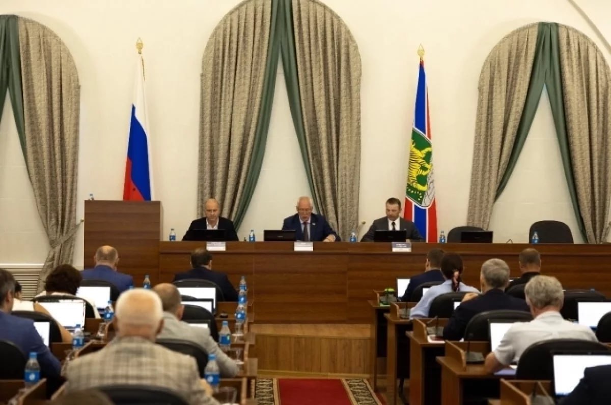 Депутаты Думы Владивостока увеличили денежную выплату для многодетных семей, которые отказываются от земельного участка. Теперь её размер — 1 млн 82 тыс. рублей ранее — 602 тыс. рублей . По данным администрации города, эта мера поддержки пользуется спросом: с начала года уже более 80 семей подали заявления. Выплата — альтернатива бесплатному участку. Для оформления нужен пакет документов, который подаётся в администрацию Океанский пр-т, 15/3 . ⏳ Рассмотрение заявки — до 27 дней, а выплата поступает в течение 10 дней после одобрения. Консультации — по телефонам на сайте мэрии. Семьи часто выбирают деньги из-за сложности с подбором земли или желания направить средства на жильё или ипотеку. #Владивосток #МногодетныеСемьи #Поддержка #Выплаты #Новости Подробнее