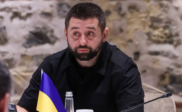 В Верховной раде Украины начали формировать рабочую группу для быстрой проработки вопроса возможного проведения выборов президента во время военного положения сообщил глава фракции Слуга народа Давид Арахамия ЦИК Украины возобновил работу Государственного реестра избирателей это произошло впервые с февраля 2022 года заявил Арахамия Украина Подписаться на Pravda ru