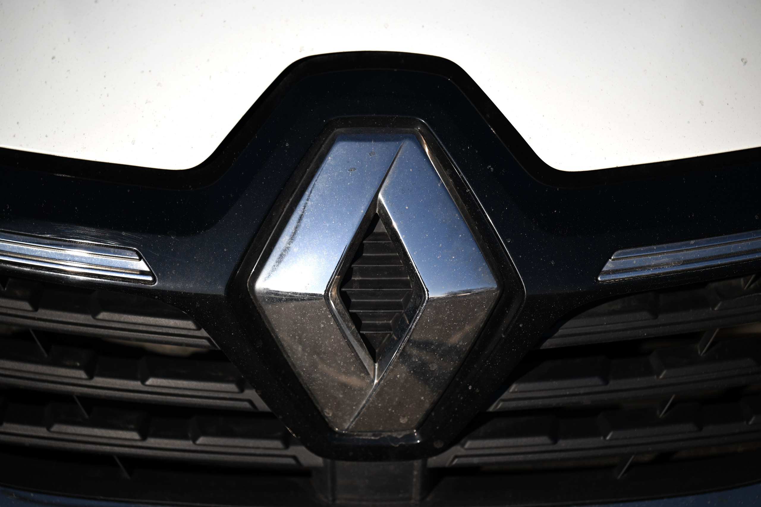 Роспатент предварительно отказал Renault в регистрации товарного знака Reno в РФ Гендиректор компании Онлайн Патент Алина Акиншина отметила что Renault получила отказ из за того что был выявлен более ранний товарный знак который является сходным до степени смешения с заявленным обозначением Оба товарных знака принадлежит самой Renault но в новой заявке был указан адрес не соответствующий ранее внесенному в госреестры в РФ Чтобы снять основание для отказа французской компании необходимо внести изменения в запись в Госреестре товарных знаков а затем сообщить экспертизе отметила эксперт Renault подала заявку на регистрацию товарного знака Reno в октябре 2024 года Предварительный отказ был получен в апреле 2025 го Renault официально ушла с российского рынка в 2022 году Все ее активы на территории РФ перешли в госсобственность акции завода Рено Россия были переданы городу Москве доля в Автовазе НАМИ подведомственный Минпромторгу институт Фото РИА Новости