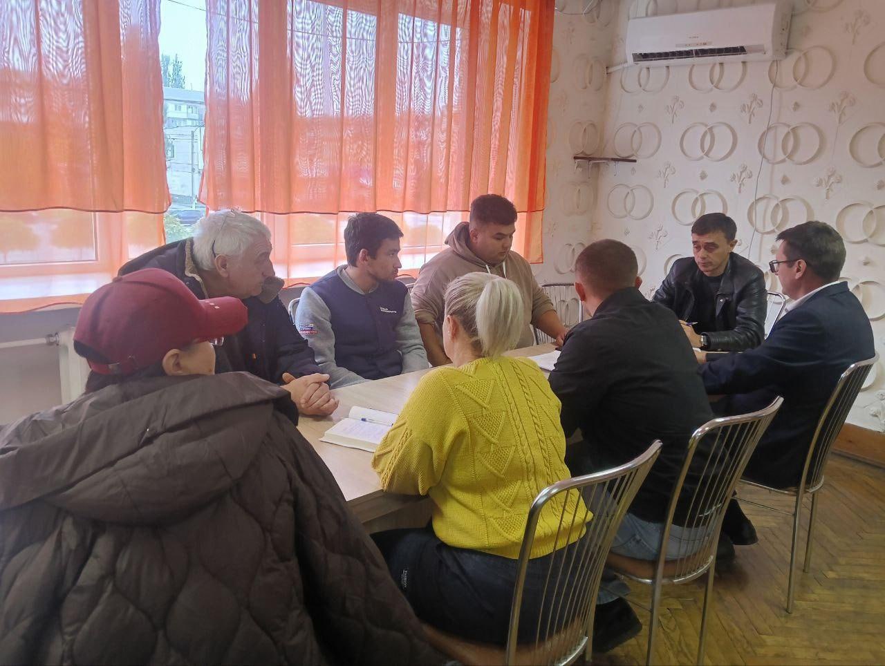 В Каховском округе прошло первое заседание Совета по молодежной политике На заседании была утверждена структура органов занимающихся развитием этого важного направления В нее вошли Совет по молодежной политике Межведомственная комиссия Молодежный совет при главе округа и новое учреждение АНО Молодежный центр Этот центр станет исполнителем муниципальной программы по реализации молодежной политики Глава округа Павел Филипчук подчеркнул Молодежь это наше будущее Мы должны создать такие условия чтобы молодые люди могли развиваться реализовывать свои идеи и вносить вклад в развитие нашего округа Ожидается что молодежные пространства в учреждениях культуры станут центрами притяжения для молодежи где они смогут быть собой и расти Молодежный центр будет заниматься методическим и ресурсным сопровождением этих пространств что расширит доступ к проектам в рамках национального проекта Молодежь и дети Важным событием станет муниципальный форум Маяки Каховки который пройдет в декабре 2025 года в Тавричанке Он соберет педагогов психологов и социальных работников для выстраивания системы наставничества В январе 2026 года планируется молодежный форум Каховка Молодая где школьники и активисты смогут участвовать в образовательных треках и обсуждать вопросы добровольчества патриотического воспитания и здорового образа жизни Участники смогут представить свои проекты на конкурс мини грантов с суммой до 50 000 рублей В округе также появятся пять опорных пунктов молодежного движения Каховка Молодая которые объединят органы культуры образования и молодежной политики Эти пункты помогут ребятам подготовить свои проекты для конкурса Основная цель создаваемого движения развитие культурного духовного и физического потенциала молодежи а также воспитание ответственности за свое будущее Уверен что с созданием таких инициатив каждый молодой человек сможет найти свое место и реализовать свои идеи заключил Филипчук