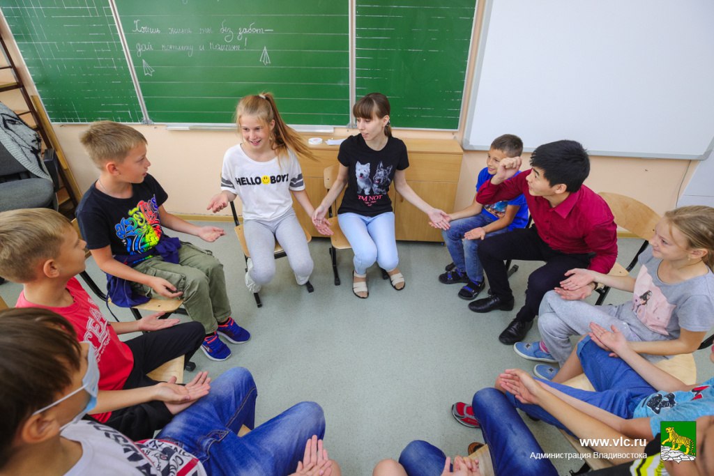 Школьникам Владивостока напомнили о расписании каникул во втором полугодии 11 недель продлится третья четверть у ребят в этом учебном году Дети отправятся на каникулы во втором полугодии 28 марта Они будут самыми короткими из всех и продлятся всего 9 дней У первоклассников запланированы дополнительные каникулы которые пройдут с 16 по 22 февраля Четвертая четверть в учреждениях образования начнется с 6 апреля и завершится 26 мая после чего начнется летний отдых Учащиеся смогут отдохнуть дополнительно в праздничные дни 23 февраля 9 марта с 1 по 3 мая а затем с 9 по 11 мая ОбразованиеВладивостока Читайте наши новости в МАХ