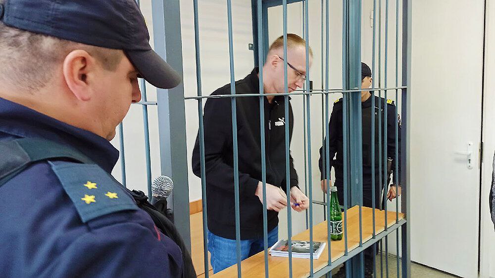 Сегодня в суде Петрозаводска изберут меру пресечения для задержанного экс руководителя Автоспецтранса Ивана Новикова Напомним что Ивана Новикова задержали накануне 24 сентября после проведенных обысков в офисе Корпорации развития Карелии в КЭО а также в кабинете заместителя Главы Вологодской области Дмитрия Родионова