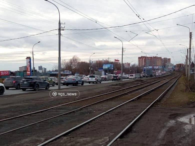 На Гусинобродском шоссе собралась огромная пробка.   — Не работает светофор на Волочаевском жилмассиве, пробка от «Ленты». Я выезжал с МЖК 15 минут назад, и светофор уже не работал. Пробка была до остановки «Толбухина», сейчас стала еще больше, — рассказал читатель   Игорь.  Судя по комментариям в 2ГИС, на участке также произошло ДТП и ведутся дорожные работы.