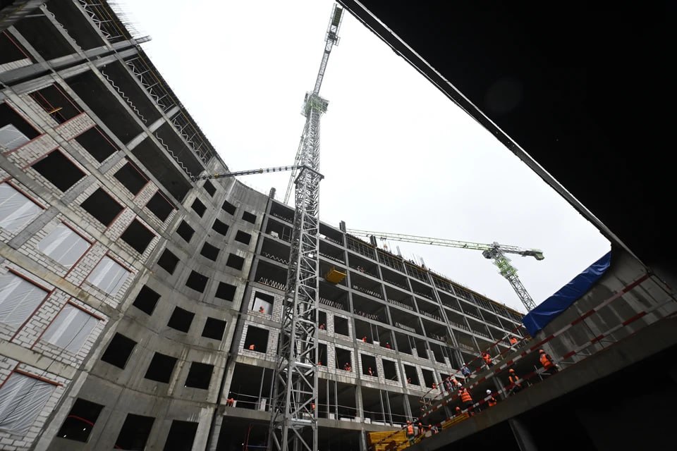 На Южном Урале закончилось расселение первого аварийного дома по проекту КРТ В Челябинской области расселили и снесли первый аварийный многоквартирный дом по проекту комплексного развития территории Площадь здания составляла 462 квадратных метра Об этом сообщили в Фонде развития территорий который курирует реновацию и возмещает застройщикам часть затрат на расселение На Южном Урале под КРТ отдали 41 участок общей площадью 436 гектаров На этих землях планируют возвести 3 7 млн квадратных метров жилья Сейчас строительство идет на 21 площадке В эксплуатацию в регионе уже успели ввести три многоэтажки суммарной площадью почти 49 тыс квадратных метров   Подписаться на chelkp Мы в MAX