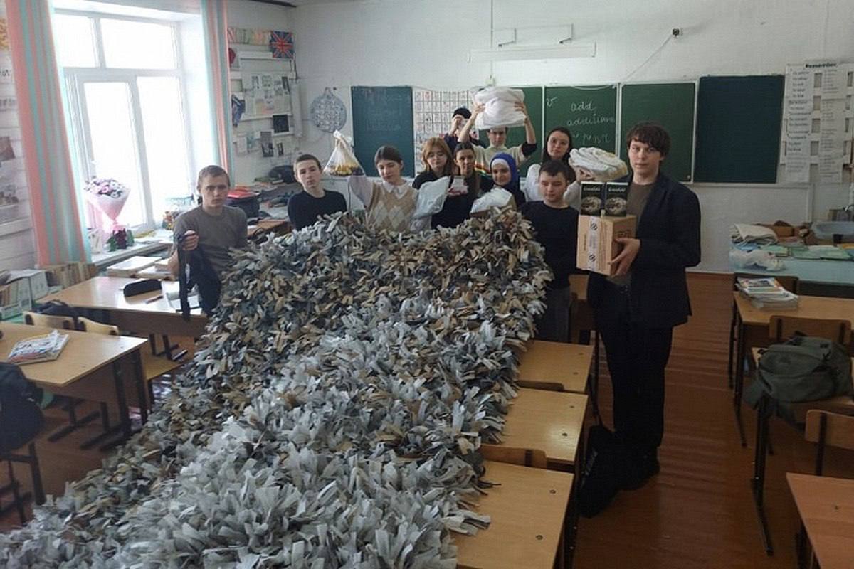 Школьники Чернореченского сплели маскировочные сети для военнослужащих в зоне спецоперации Ученики школы посёлка Чернореченский Новосибирской области изготовили маскировочные сети для военнослужащих в зоне СВО. В течение учебного года школьники работали на переменах и после уроков. Партия сетей скоро будет доставлена военнослужащим. Добро Новосибирская область