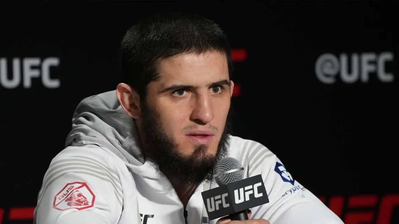 Обладатель титула UFC в лёгком весе до 70 кг Ислам Махачев освободил пояс и перешёл в полусредний дивизион. Об этом сообщил глава UFC Дана Уайт в прямом эфире в соцсетях. Таким образом, Махачев сможет побороться за титул в полусреднем весе до 77 кг , где подерётся с чемпионом UFC в этом весе до 77 кг австралийцем Джеком Делла Маддаленой.