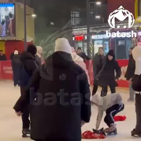 Санта Клаус и Дед Мороз устроили поединок на катке в Уфе