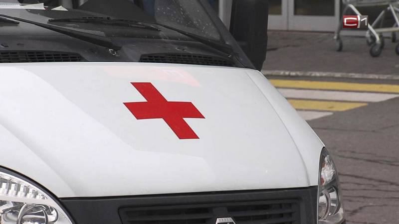 Медики в Югре приняли роды в машине скорой помощи Роды в машине скорой помощи накануне вечером приняли медработники Нижневартовской станции СМП. В Депздраве Югры отметили, что медицинская бригада, состоящая из двух фельдшеров и водителя, была на месте уже через 6 минут после вызова. Когда они прибыли, женщина ждала их у подъезда. После первичного осмотра стало ясно, что роды в активной фазе. «В 21:05 на свет появилась здоровая девочка. Мать и ребенка доставили в БУ «Нижневартовский окружной клинический перинатальный центр» для дальнейшего наблюдения», — прокомментировали в департаменте здравоохранения Югры. В окружном Депздраве уточнили, что для подготовленной бригады специалистов это были не первые роды в машине скорой. __________ Sitv.ru