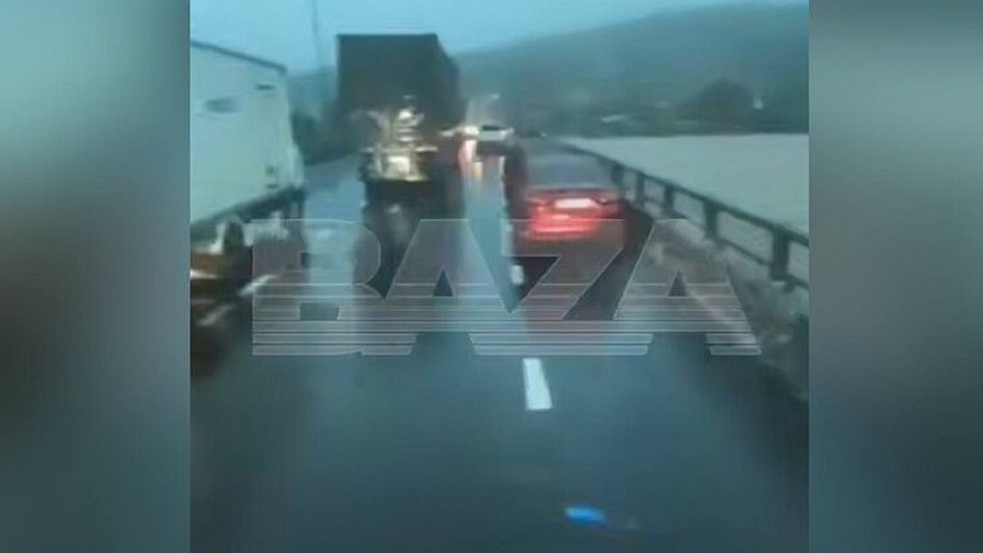 Автобус с 20 российскими туристами застрявшими на подтопленном паводком мосту в провинции Даклак в южной части Вьетнама 18 ноября был успешно эвакуирован и перемещен на сухой участок дороги сообщили РИА Новости в Генконсульстве РФ в городе Дананг Российские туристы вне опасности мы говорили с ними по телефону Однако они не могут пока продолжить движение в сторону Нячанга потому что впереди на маршруте продолжаются сильные паводки сказали в генконсульстве Дипломаты отметили что сразу после обращения туристов их координаты передали вьетнамским чрезвычайным службам которые работают в районе паводков Ранее сообщалось что российские туристы в египетском отеле столкнулись с нашествием клопов обнаружив насекомых сразу после заселения Однако администрация отеля отказалась переселять гостей сославшись на отсутствие свободных номеров