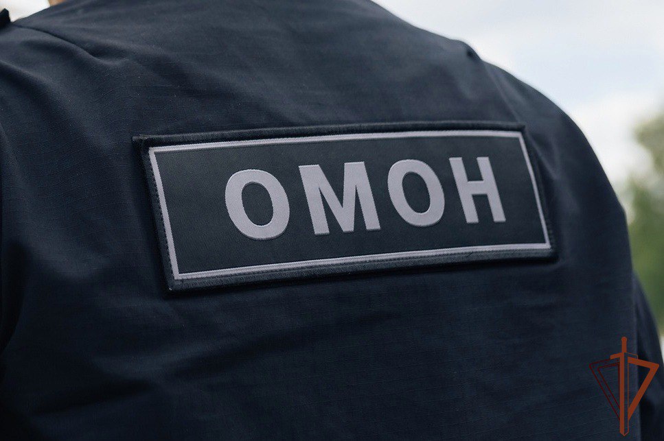 В администрации подмосковных Химок организовали обыски  В администрации подмосковного города Химки проводятся обыски. Об этом сообщает Telegram-канал SHOT.  Пресс-служба уведомляет, что, по предварительной информации, действия правоохранительных органов могут быть связаны с делом в отношении экс-заместителя главы города, Минаева. Следствие полагает, что он и двое его подчиненных в течение нескольких месяцев получали взятки на общую сумму 6,4 миллиона рублей.  На данный момент…