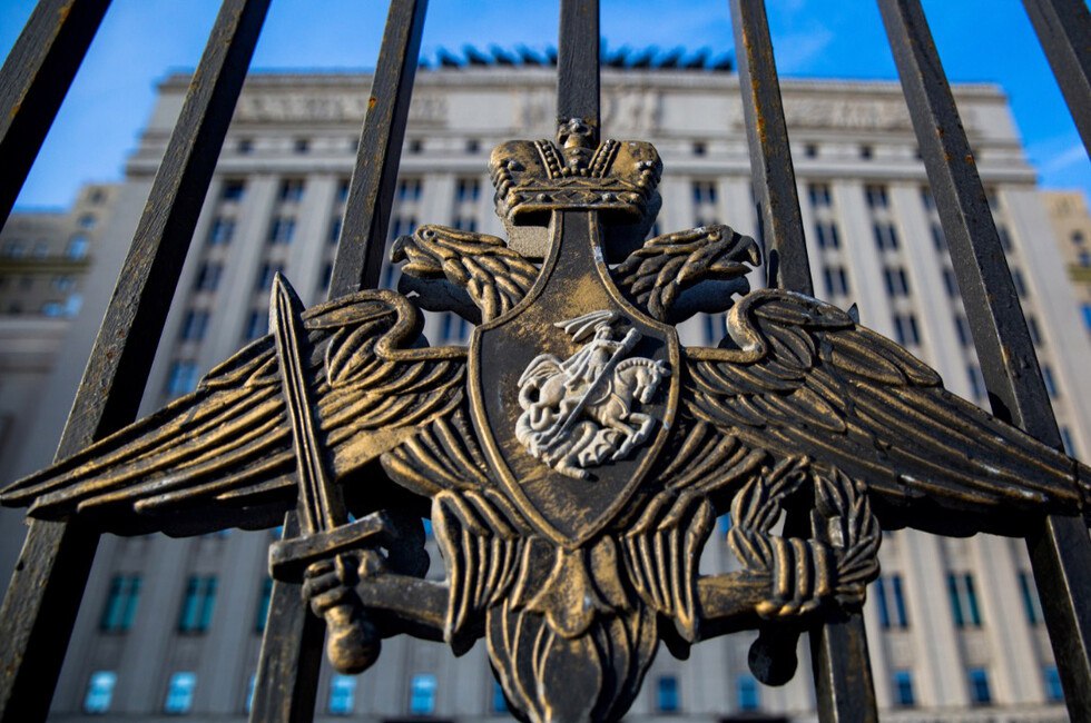 Минобороны РФ запустило проект по реформированию военного образования «Нам нужно поменять систему управления военным образованием. Сейчас побывал в Новосибирском училище. Это гордость наша вообще-то. Основная часть курсантов этого училища живет в палатках при 35-градусных морозах, которые имеют место в Новосибирске. Вот до чего довели, вот наша система управления как работает. Материальная база в лучшем случае 20-летней давности. Без создания системы управления мы это не решим», — отметил глава Минобороны РФ Андрей Белоусов. Ключевыми направлениями проекта станут адаптация образования к новым требованиям ведения боевых действий. Фото: Минобороны РФ Читать полностью Подписаться