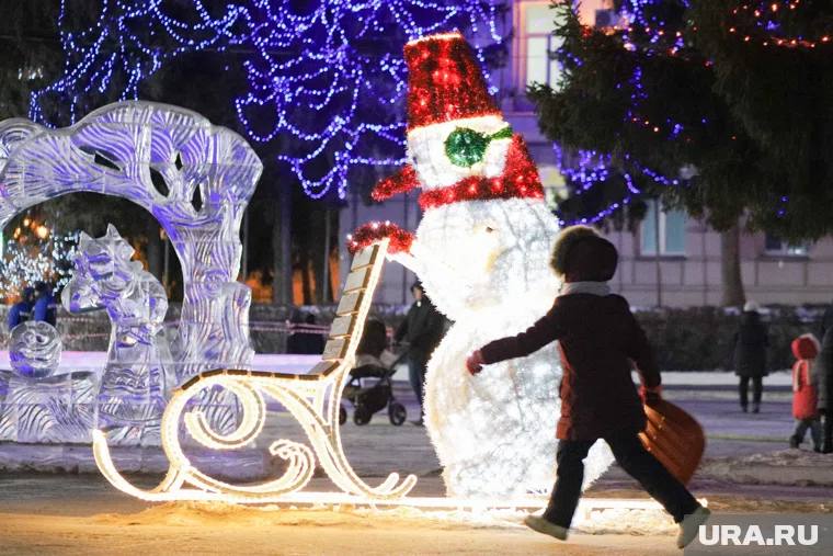 Комендантский час для детей будет действовать в Курганской области на Новый год Находиться на улице с 22 00 до 6 00 без взрослых будет нельзя За нарушение ответственность несут родители штраф от 500 до 1000 рублей при повторном нарушении до 2000 Полиция будет патрулировать улицы парки и скверы Подписаться Прислать новость Дать буст Мы в MAX