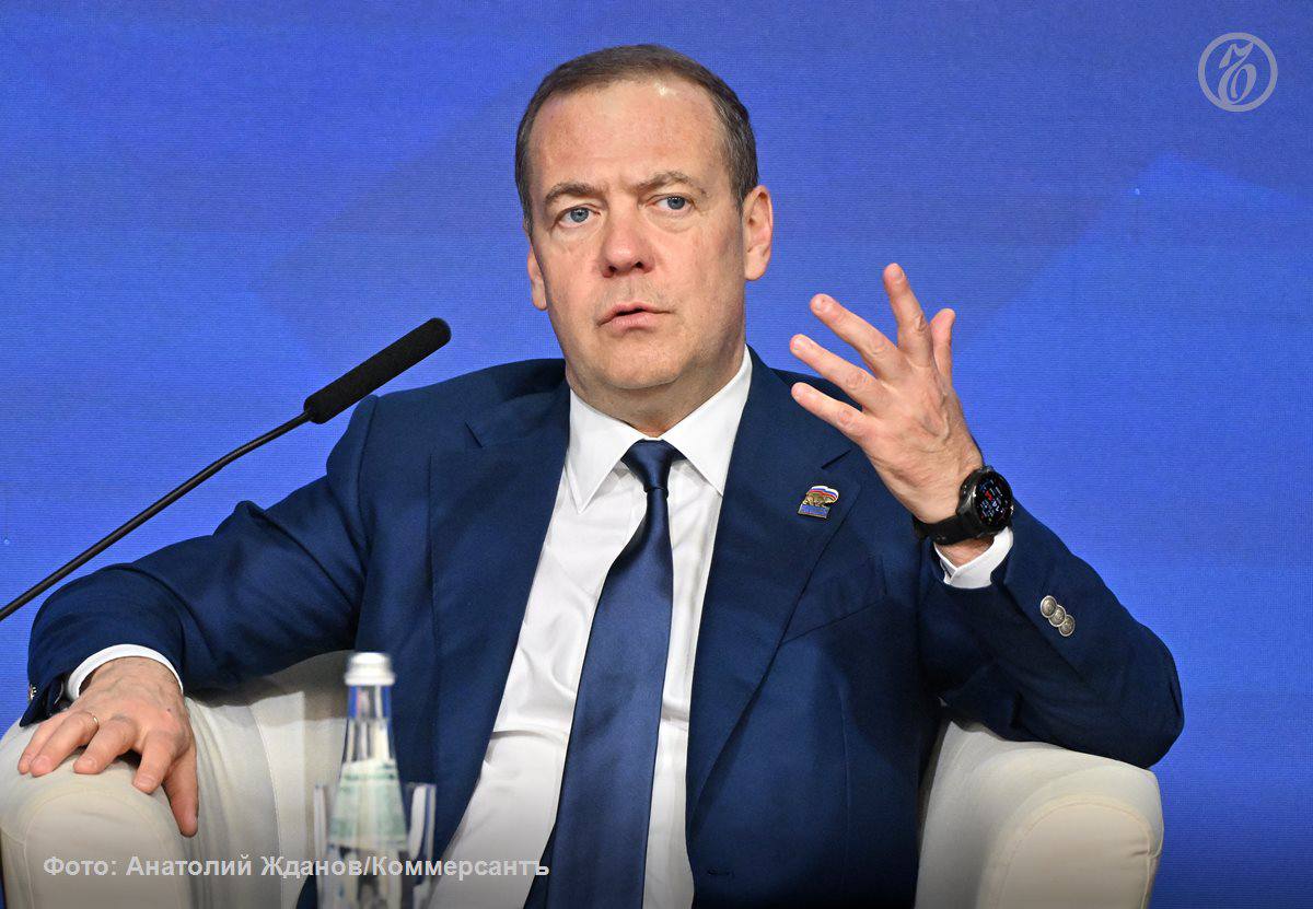 Дмитрий Медведев заявил что полномочия в сфере внешней трудовой миграции будут переданы МВД Необходимо усовершенствовать механизмы привлечения в нашу страну иностранной рабочей силы Прежде всего требуется эффективная система организованного набора трудовых мигрантов Необходимо чтобы мигрант находился в нашей стране строго в соответствии с условиями своего трудового договора и немедленно покидал ее территорию когда его задачи выполнены сказал господин Медведев Подписывайтесь на Ъ Оставляйте бусты