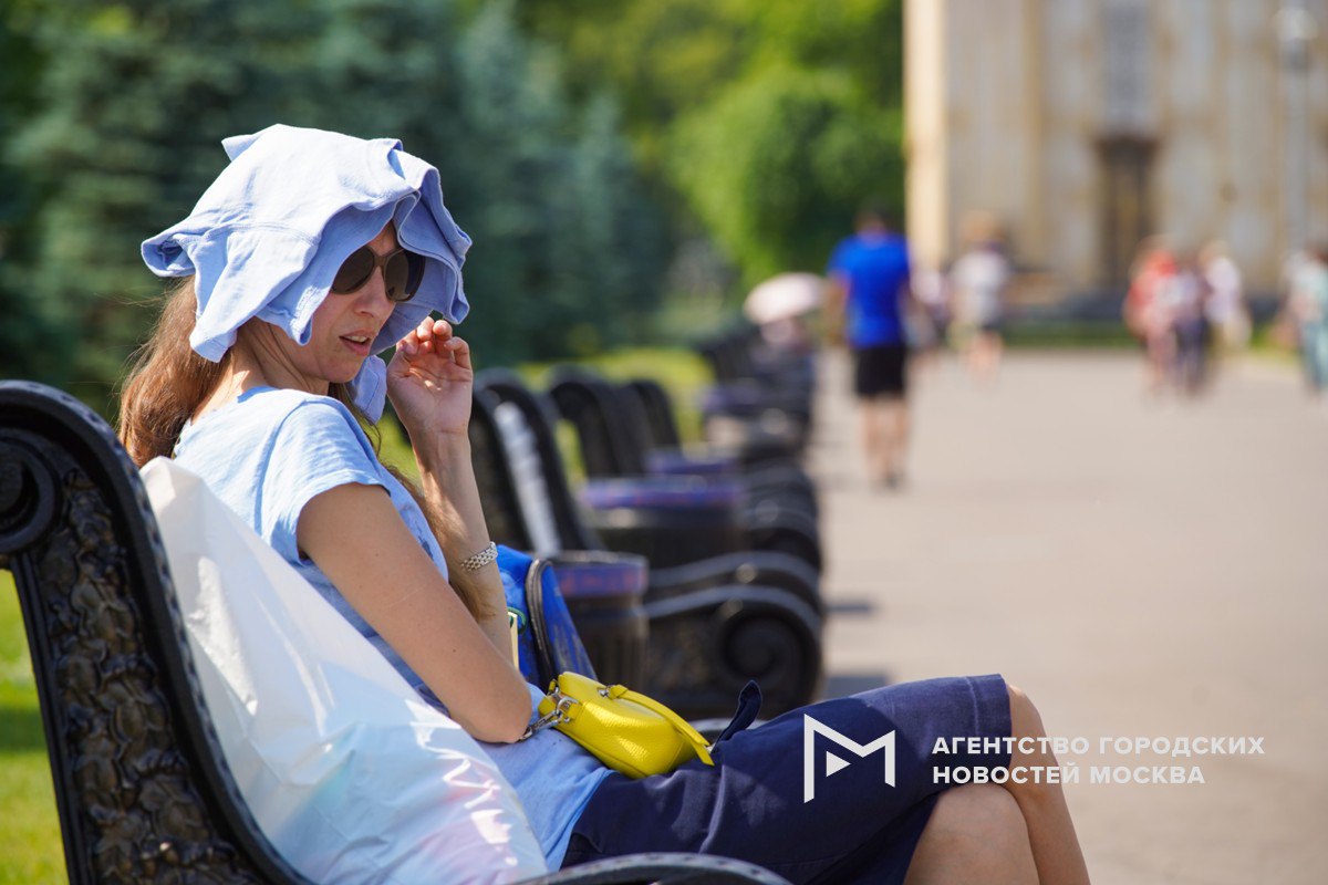 30-градусная жара ожидается в Москве сегодня, предупреждает МЧС. В связи с этим чрезвычайное ведомство рекомендует проводить больше времени в тени, под навесами или деревьями, использовать одежду светлых тонов и головной убор, пить больше воды. «Москва»