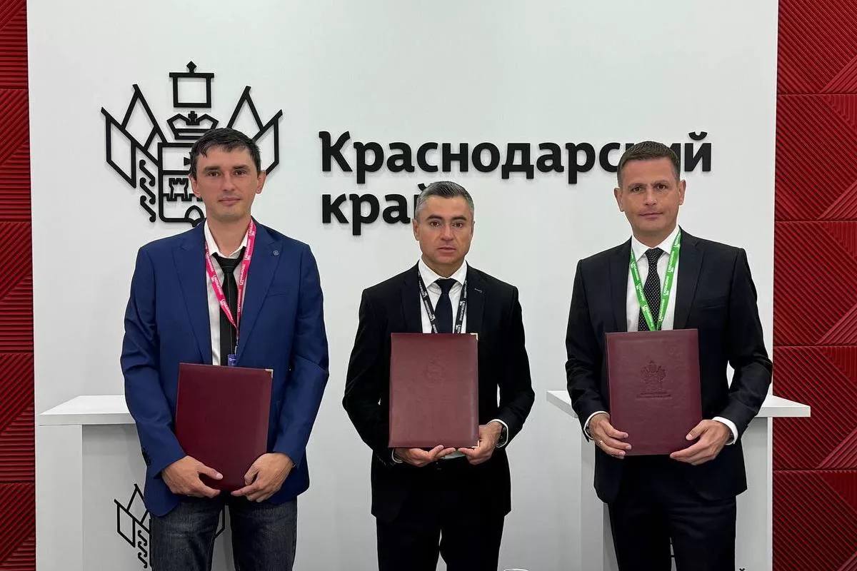 Завод декорированной стеклотары и самое крупное в ЮФО производство по переработке стекла построят в Краснодарском крае. Соглашения с инвесторами о реализации двух масштабных проектов подписали на международной промышленной выставке «Иннопром-2025» в Екатеринбурге. Предприятие по выпуску декорированной стеклотары появится в Краснодаре. Его мощность будет достигать 50 млн изделий в год. Планируемый объем капиталовложений в проект – 219 млн рублей. Также в краевой столице, на территории индустриального парка «Краснодар», планируется строительство крупнейшего в ЮФО производства стекольной промышленности. Предварительно, объем производства должен составить свыше 1 млн кв. м стеклоизделий в год.