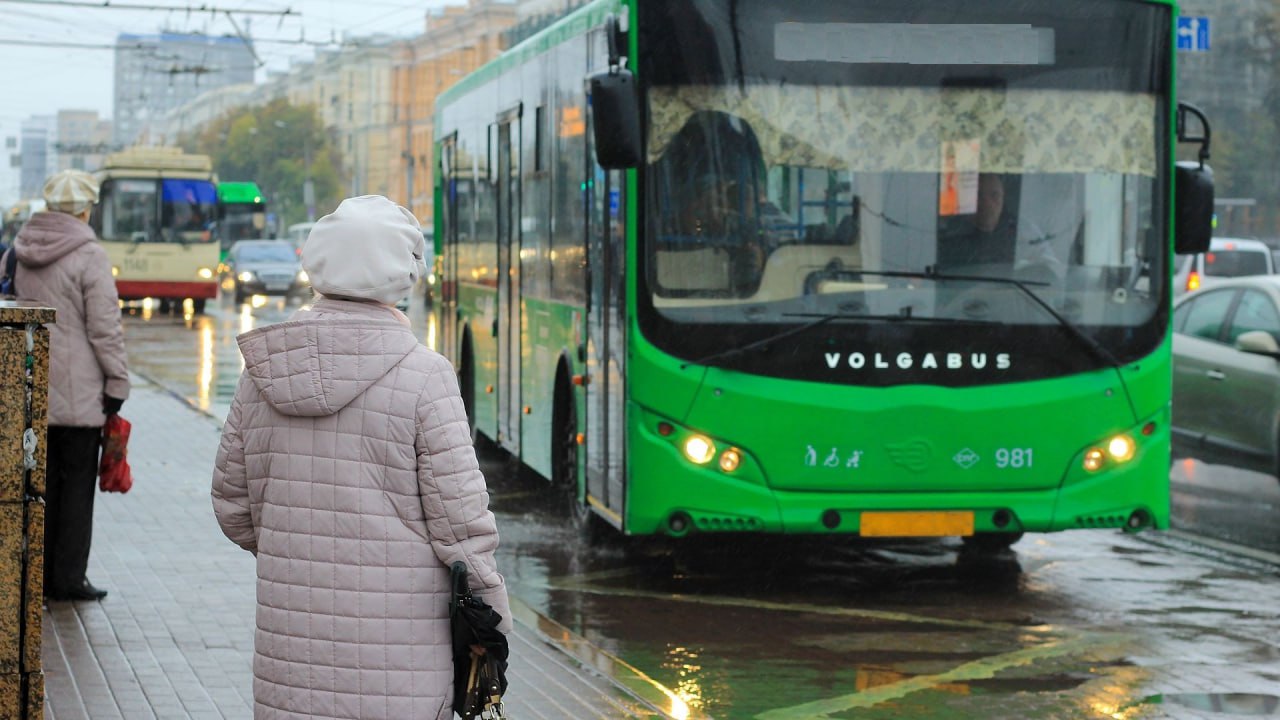 В Челябинске завершают работу садовые маршруты  Сезонные садовые маршруты завершат работу в Челябинске. Со вторника, 15 октября, курсировать перестанут пять автобусов.   По данным городской администрации, маршруты обслуживало предприятие "Служба организации движения". Это рейсы № 55с, 57с, 67с, 90с, 93с.  Специалисты рекомендуют жителям Челябинска учитывать отмену садовых маршрутов при планировании поездок и сверяться с актуальным расписанием транспорта на сайте Гортранса и по онлайн-картам.   Напомним, в сезоне 2024 года городские садовые маршруты начали работу 27 апреля. В Челябинске их было семнадцать, в Копейске, где сезонные автобусы прекратили работу 30 сентября, – еще четыре.    Вести Южный Урал   Челябинск