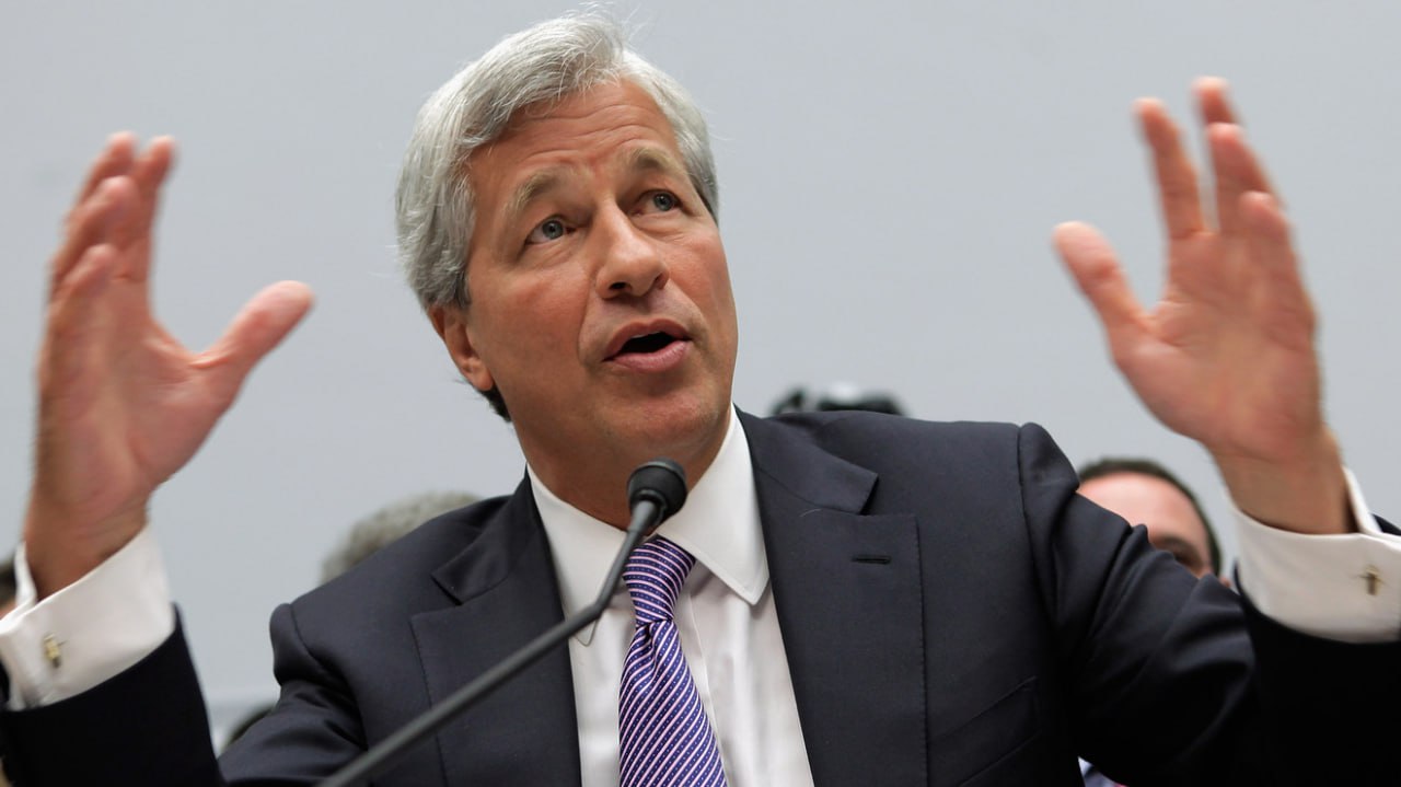 Глава крупнейшего американского банка JPMorgan предупредил Европу, что "она проигрывает США и Китаю". Джейми Даймон обратил внимание в интервью Financial Times, что за последнее десятилетие ВВП Евросоюза резко уступил позиции ВВП США и добавил: «Это нехорошо». «У нас огромный сильный рынок, а наши компании крупные и успешные, имеют огромный глобальный масштаб. У вас это есть, но всё меньше и меньше» rbc