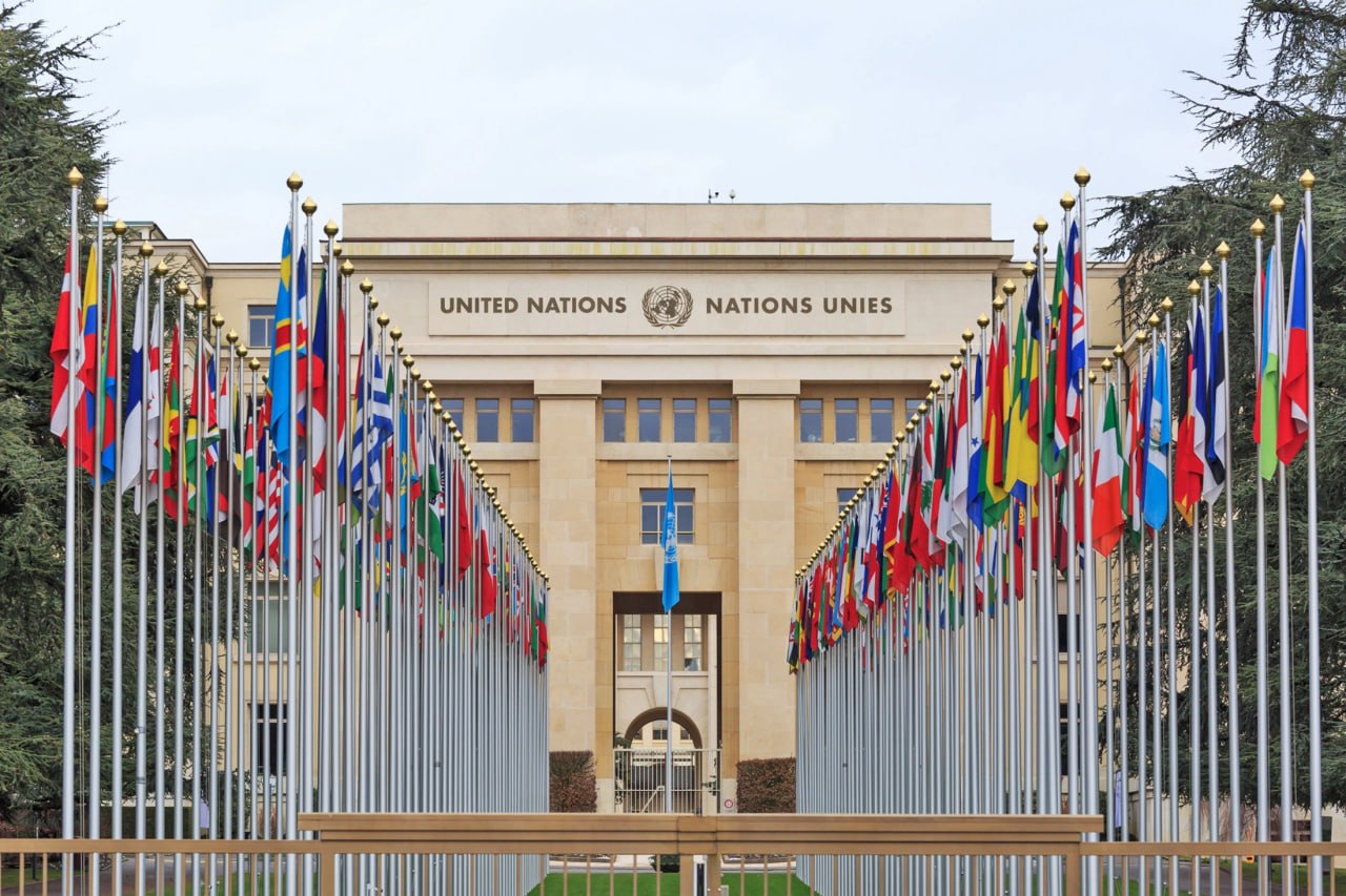 США впервые отказались голосовать в ООН за антироссийскую поправку Российская резолюция о борьбе с героизацией нацизма выносится на голосование каждый год с 2005 года С 2022 года западные страны голосуют за принятие поправки к резолюции в которой осуждают Россию за действия на Украине Вашингтон регулярно голосовал за эту поправку В этом году российскую резолюцию поддержали 114 стран США высказались как против резолюции так и против антироссийской поправки Вашингтон объяснил свое решение тем что теперь намерен дистанцироваться от поддержки резолюций из за их неэффективности В МИД России назвали произошедшее позитивным фактором Директор департамента многостороннего сотрудничества по правам человека МИД Григорий Лукьянцев подчеркнул что в Москве отметили изменение в голосовании делегации США Подписаться на Российскую газету в Читать нас в MAX