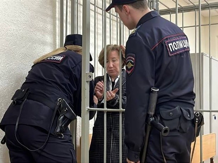 В Пскове сегодня начнутся судебные слушания по делу экс ректора ПсковГУ Наталье Ильиной предъявлены обвинения по статье 159 УК РФ Мошенничество в особо крупном размере и статье 286 УК РФ Превышение должностных полномочий совершенное из корыстной или иной личной заинтересованности Подписывайтесь на канал МК в Пскове