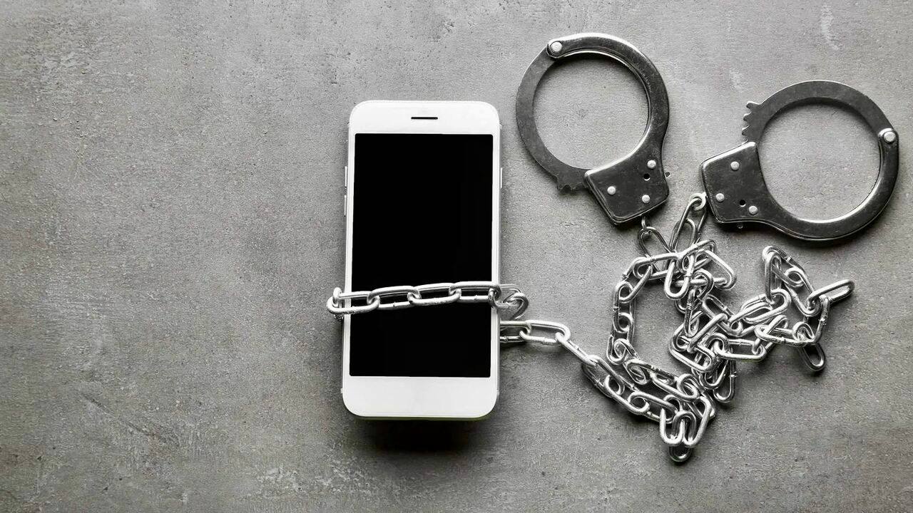 Туапсинские полицейские раскрыли кражу телефона  В дежурную часть Отдела МВД России по Туапсинскому району с сообщением о краже мобильного телефона обратился местный житель. Он пояснил, что на одной из улиц поселка Новомихайловский обнаружил пропажу мобильного телефона, который ненадолго оставил без присмотра на лавочке. Сумма ущерба составила около 19 тысяч рублей.  Полицейские изъяли записи с камер видеонаблюдения, установленных в возможном месте пропажи и составили ориентировку на розыск злоумышленника, которую передали дежурным нарядам полиции.  В результате проведения оперативно-разыскных мероприятий установлена личность и местонахождение злоумышленника. 31-летнего приезжего из Курганинского района полицейские задержали на одной из улиц города Туапсе и доставили в отдел полиции для дальнейшего разбирательства.  Возбуждено уголовное дело по части 2 статьи 158 УК РФ. Санкции статьи предусматривают наказание в виде лишения свободы на  срок до пяти лет.