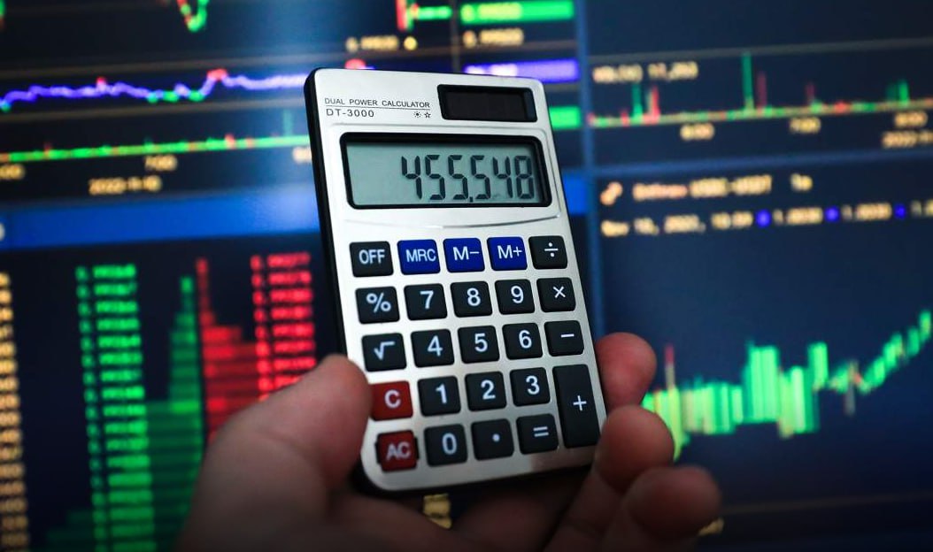 IPO последних двух лет в основном принесли инвесторам убытки Более 70 компаний вышедших на биржу за последние два года принесли инвесторам убытки из 18 новых эмитентов только пять торгуются выше цены размещения следует из анализа Известий В среднем акции подешевели примерно на 40 а бумаги Кристалла Всеинструменты ру и Диасофта потеряли более 60 Эксперты связывают слабые результаты с рекордной ключевой ставкой в 21 и стартовой переоцененностью IPO из за чего инвесторы предпочитали депозиты акциям В 2026 году рынок может оживиться на фоне ожидаемого снижения ставки и выхода 10 12 новых компаний однако аналитики предупреждают что гарантированной доходности по прежнему нет jkinvest news jkinvest